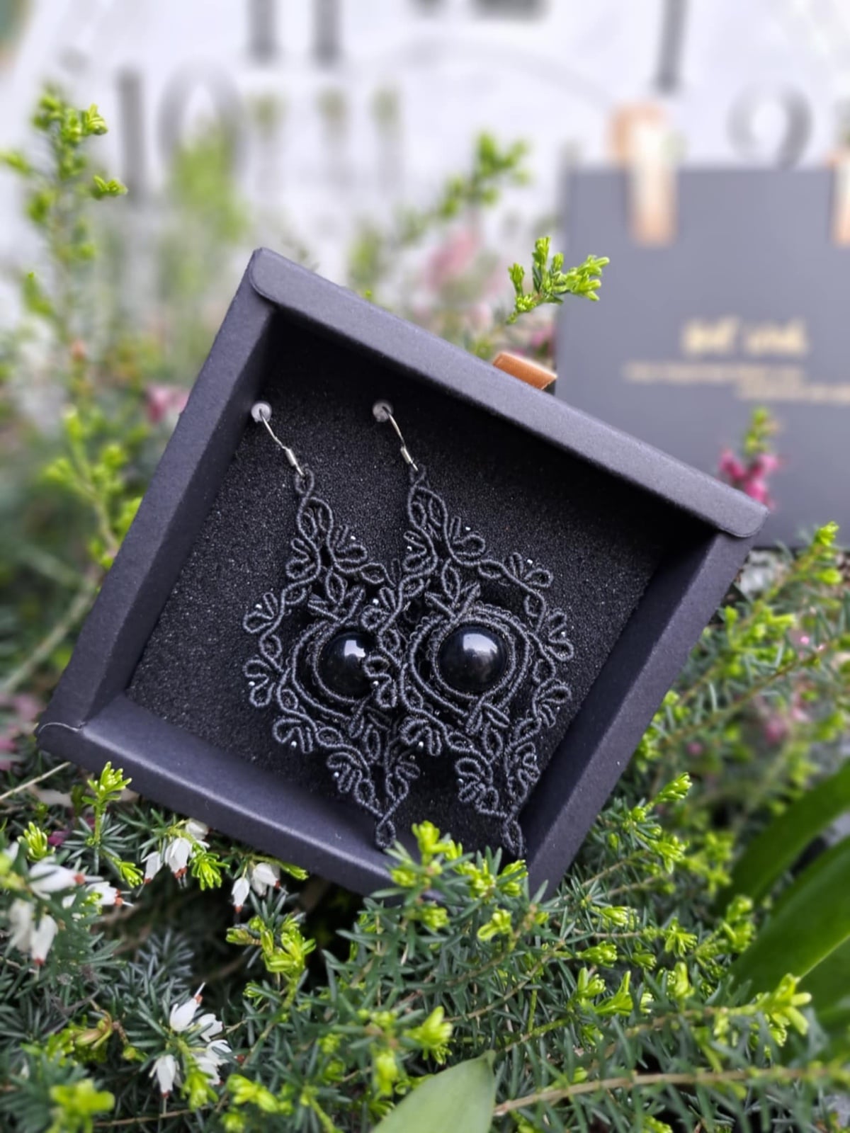 Macramé oorbellen met zwarte en gouden kralen