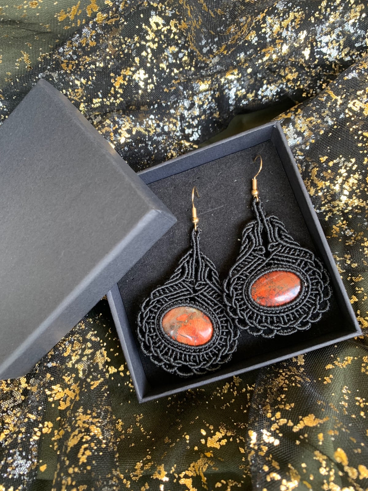 Macramé oorbellen met rood jaspis - 86516 Macramé oorbellen met rood jaspis