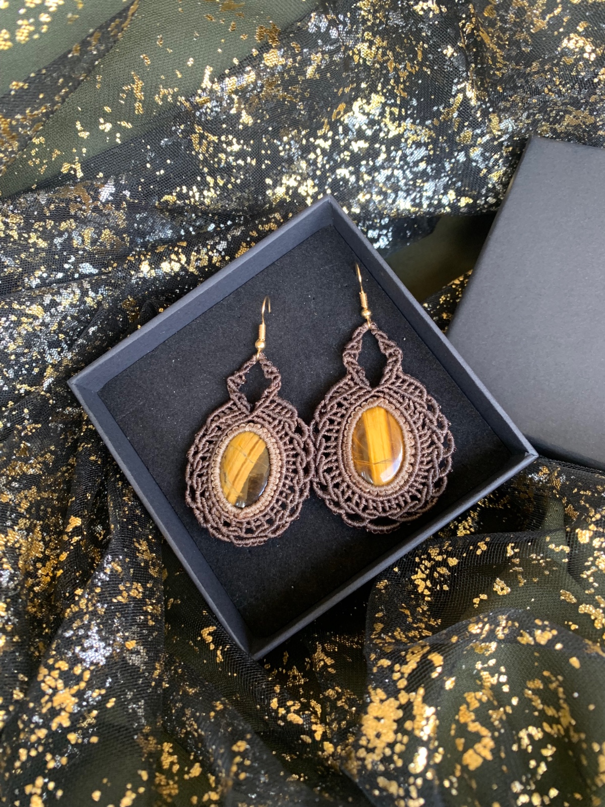 Macramé oorbellen met tijgeroog