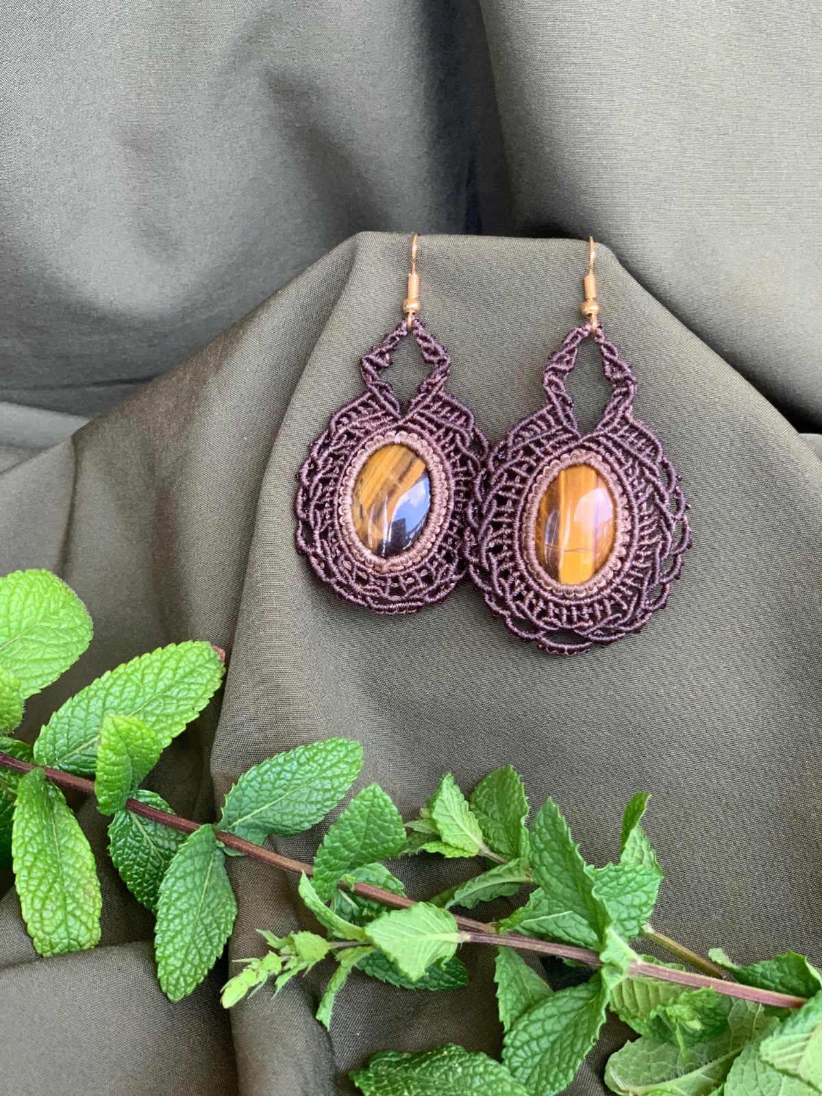 Macramé oorbellen met tijgeroog