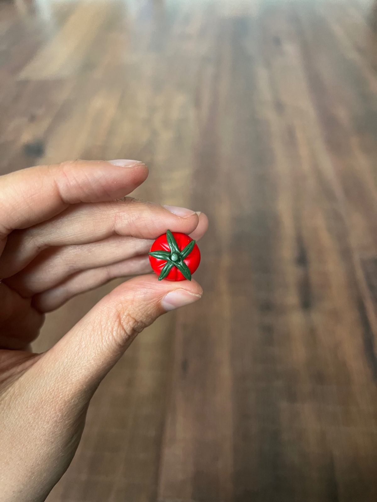 Tomaat pin voor tas of kleding