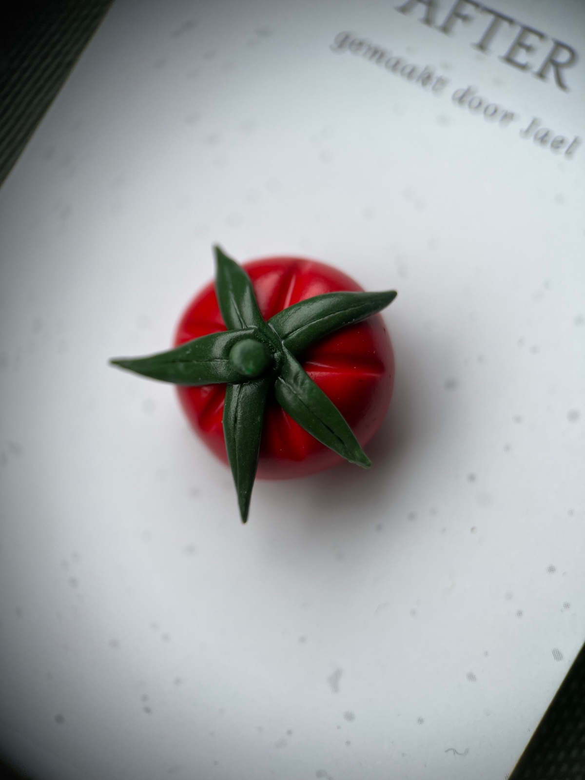 Tomaat pin voor tas of kleding