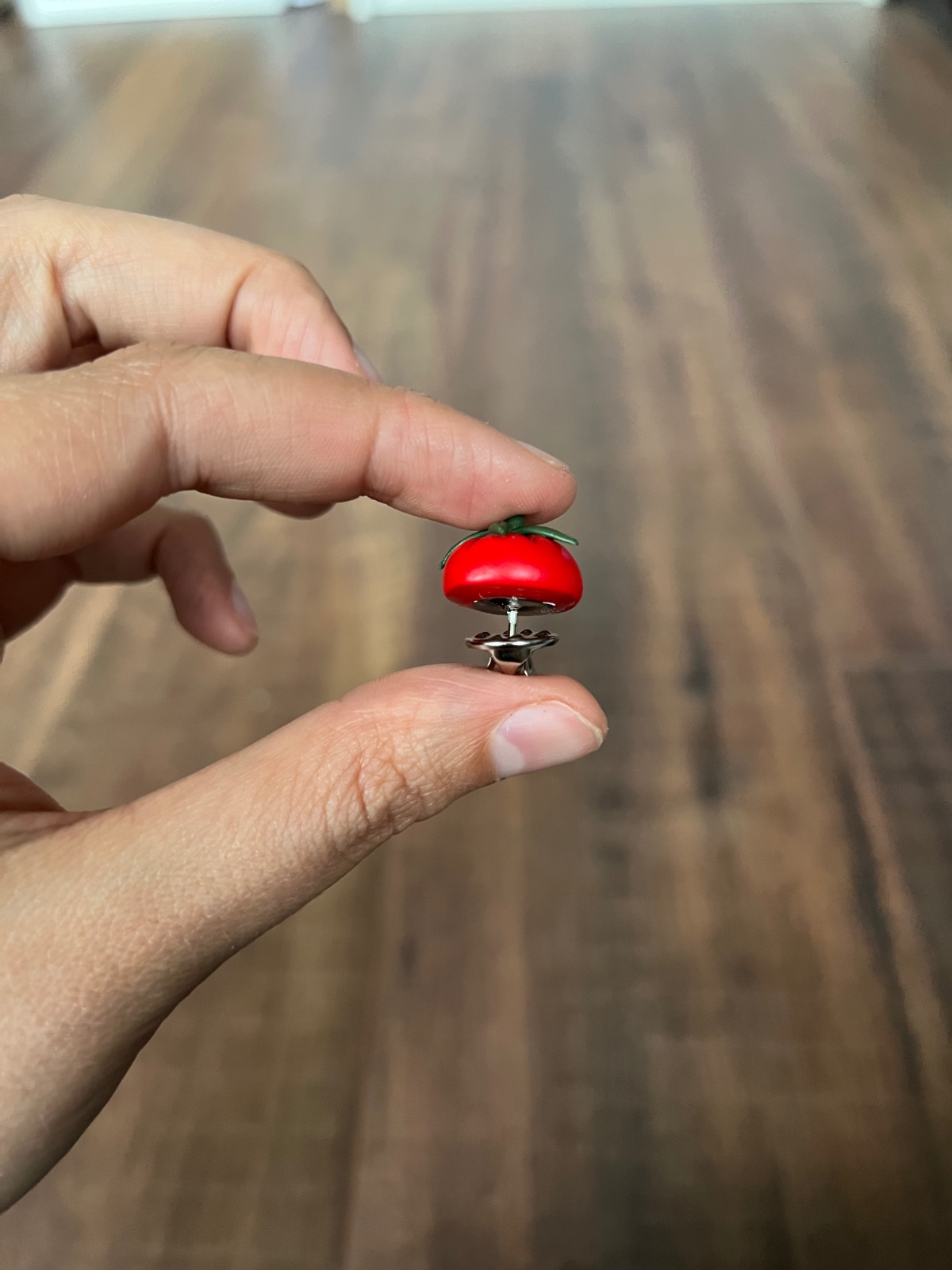 Tomaat pin voor tas of kleding