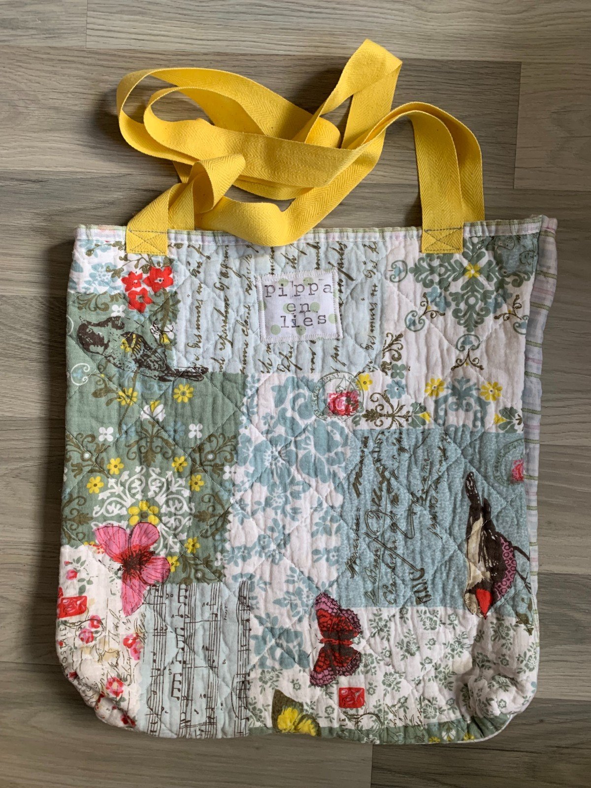 Tote bag van een doorgestikte sprei met bloemen, vlinders en vogels - 86995 Tote bag van een doorgestikte sprei met bloemen, vlinders en vogels