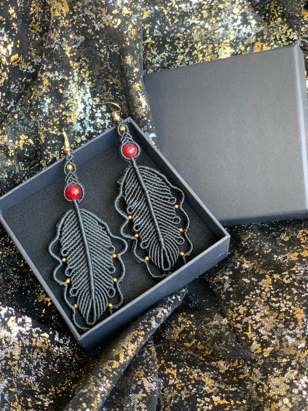 Macramé oorbellen van zwart draad en dieprode steen