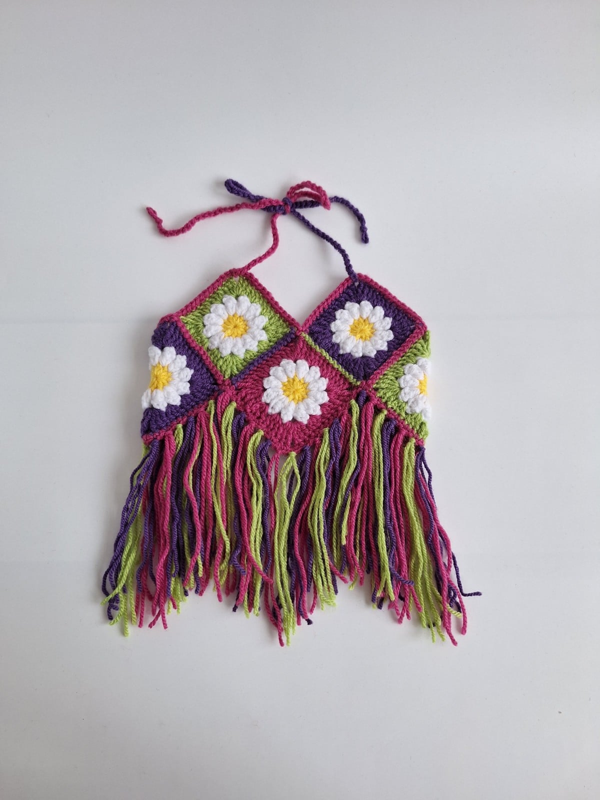 Gehaakt baby topje | Madeliefjes, roze, groen en paars - 93706 Gehaakt baby topje | Madeliefjes, roze, groen en paars