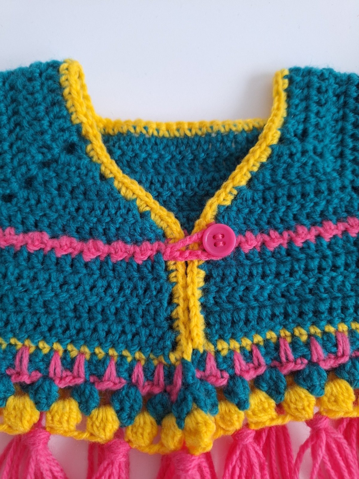 Gehaakt baby vestje | Petrol, roze en geel met roze franjes - 93743 Gehaakt baby vestje | Petrol, roze en geel met roze franjes