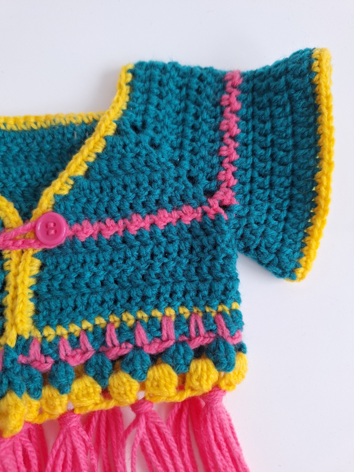 Gehaakt baby vestje | Petrol, roze en geel met roze franjes - 93746 Gehaakt baby vestje | Petrol, roze en geel met roze franjes