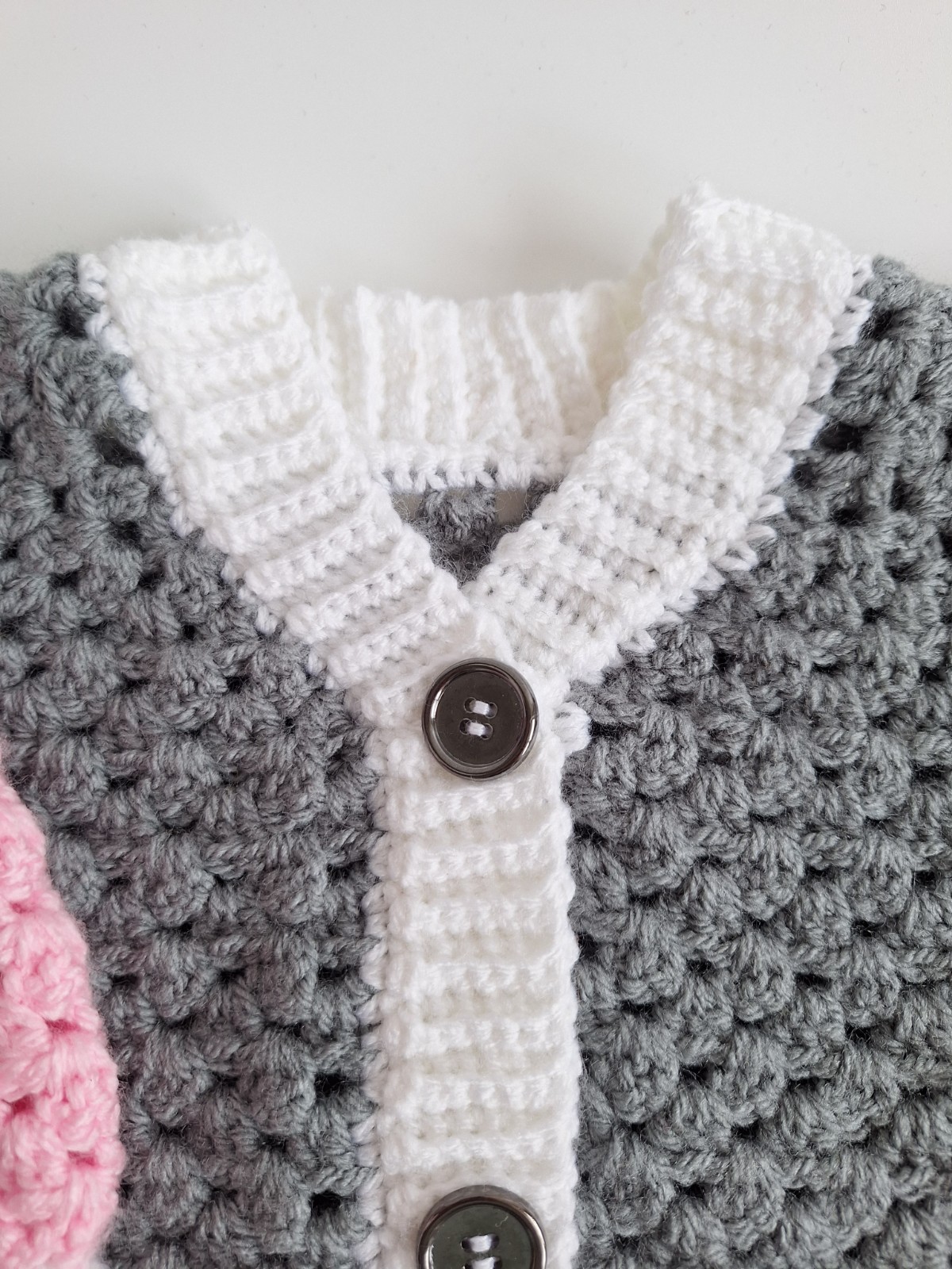 Gehaakt baby vestje | Roze, grijs en wit