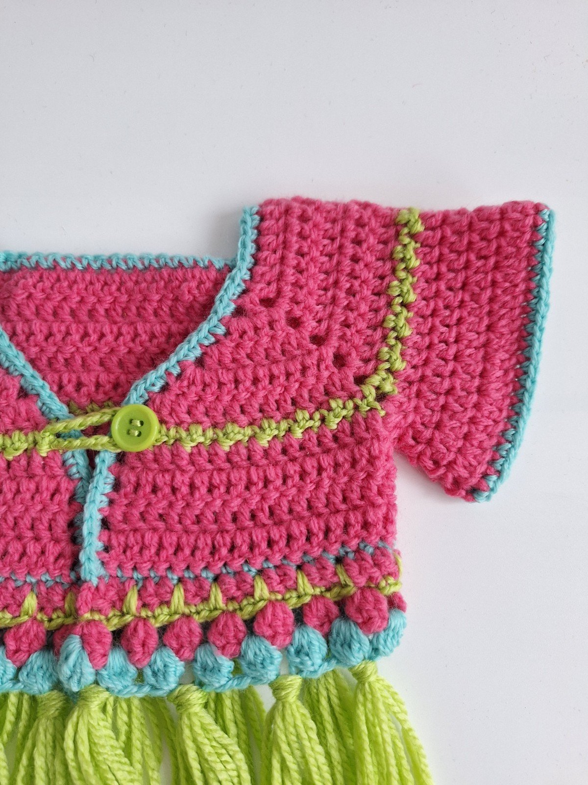 Gehaakt baby vestje | Roze, turquoise en groen met groene franjes