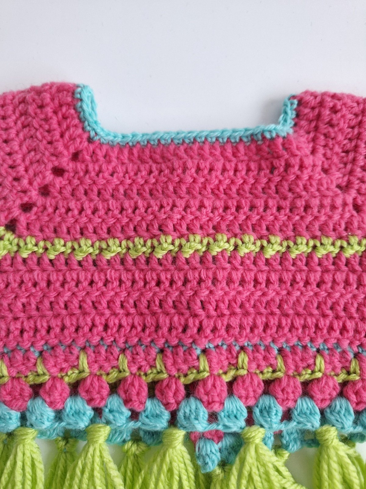 Gehaakt baby vestje | Roze, turquoise en groen met groene franjes