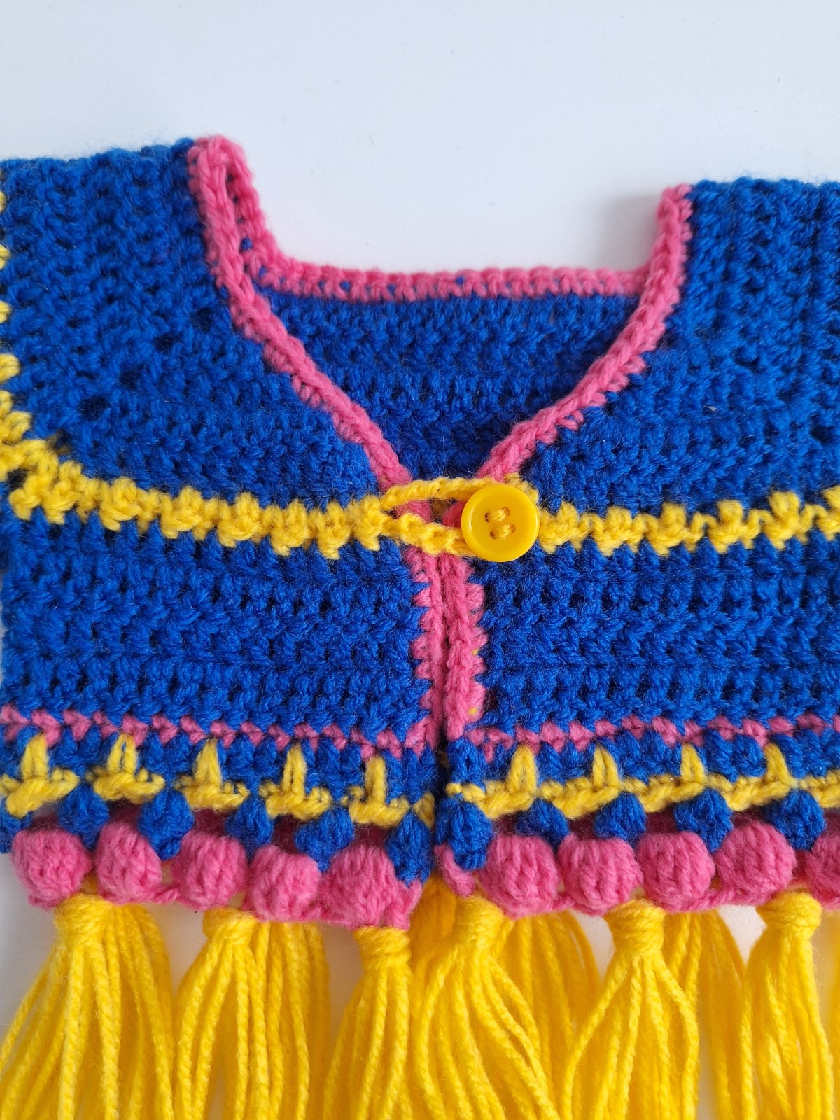 Gehaakte baby vestje | Blauw, roze en geel met gele franjes - 93720 Gehaakt baby vestje | Blauw, roze en geel met gele franjes