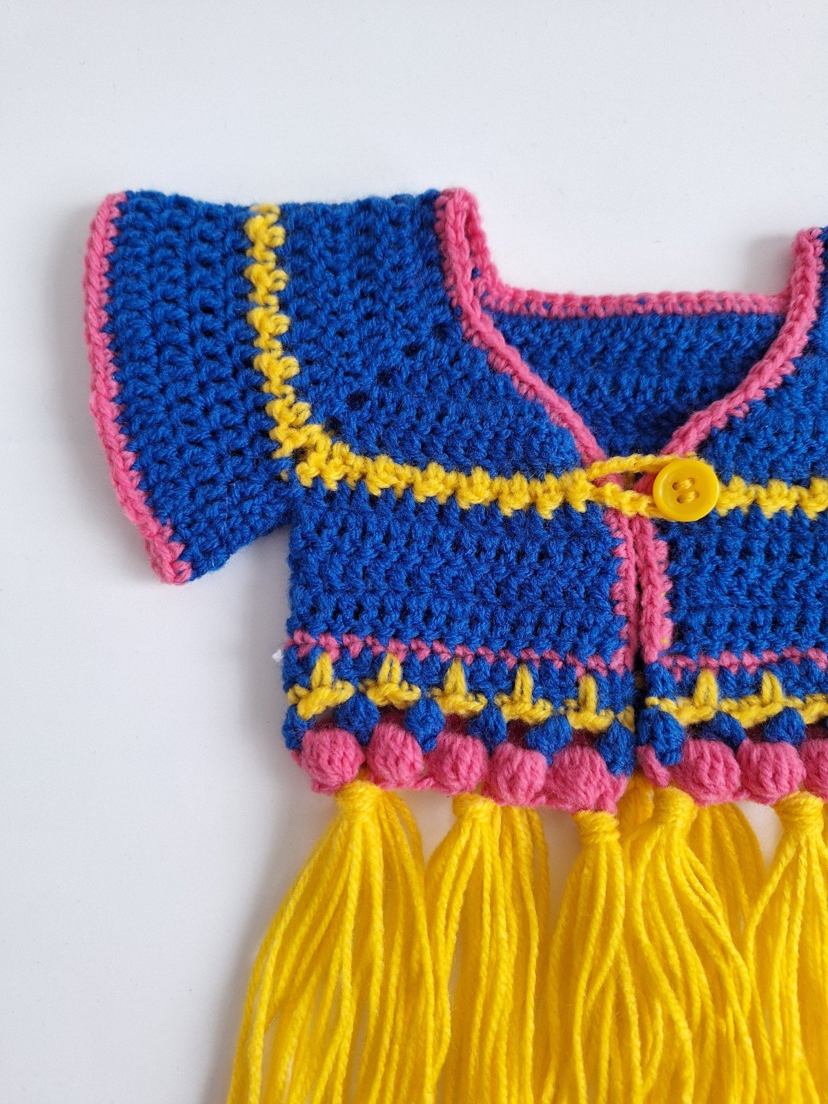 Gehaakte baby vestje | Blauw, roze en geel met gele franjes - 93721 Gehaakt baby vestje | Blauw, roze en geel met gele franjes