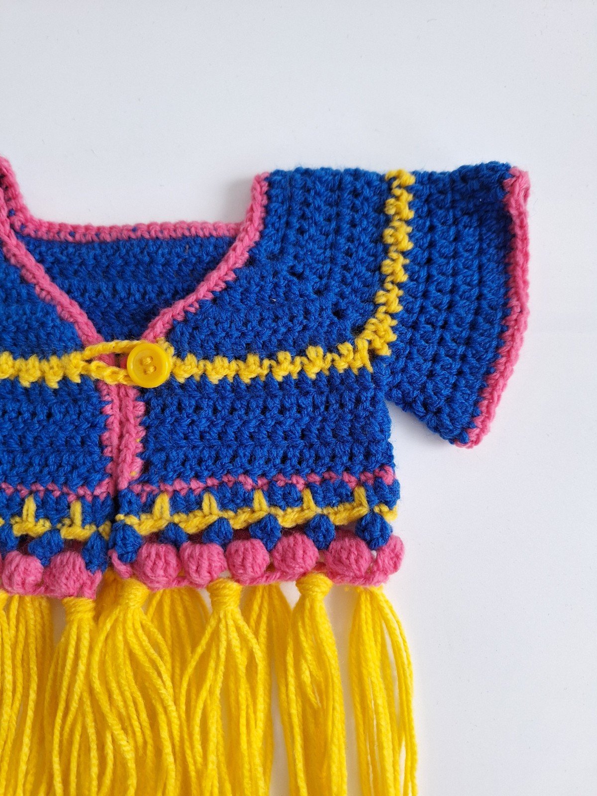 Gehaakte baby vestje | Blauw, roze en geel met gele franjes - 93722 Gehaakt baby vestje | Blauw, roze en geel met gele franjes