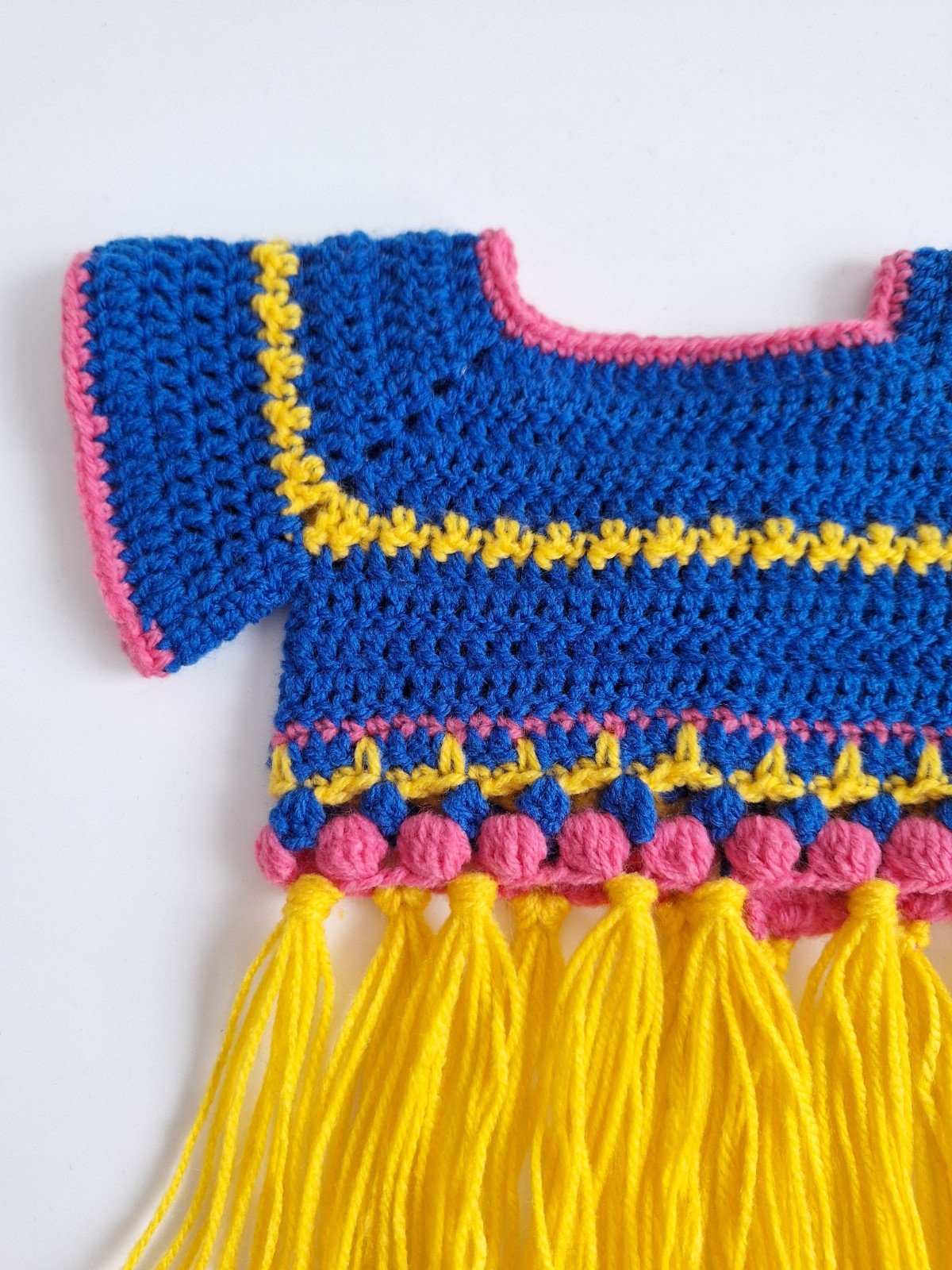 Gehaakte baby vestje | Blauw, roze en geel met gele franjes - 93723 Gehaakt baby vestje | Blauw, roze en geel met gele franjes