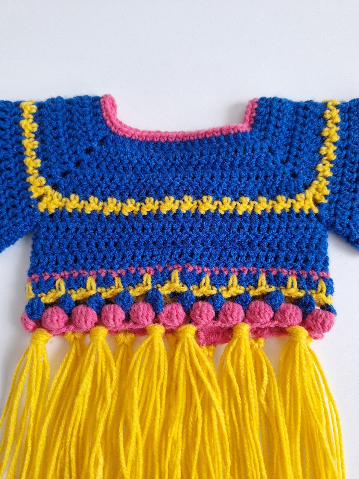 Gehaakte baby vestje | Blauw, roze en geel met gele franjes - 93724 Gehaakt baby vestje | Blauw, roze en geel met gele franjes