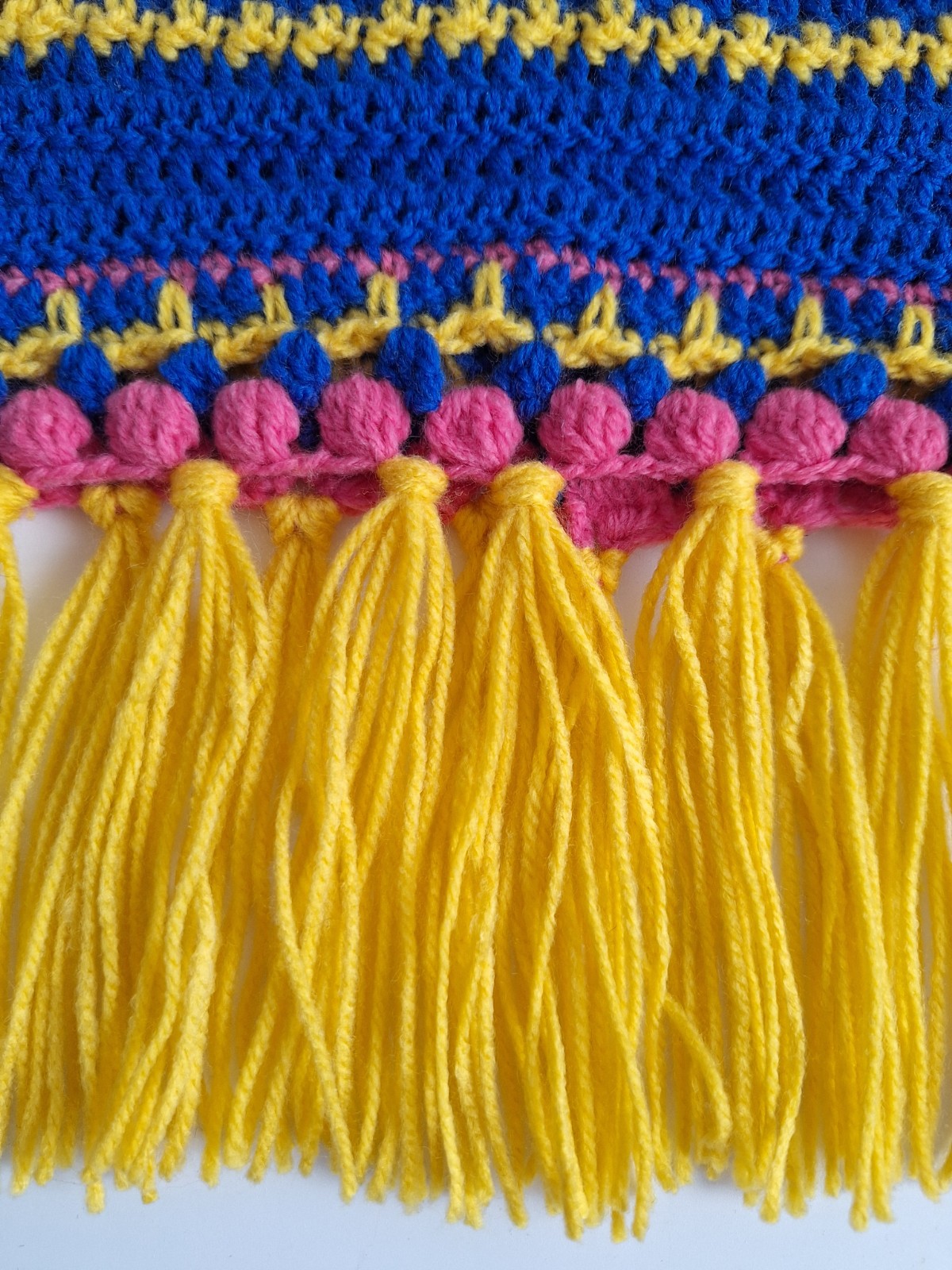 Gehaakte baby vestje | Blauw, roze en geel met gele franjes - 93725 Gehaakt baby vestje | Blauw, roze en geel met gele franjes