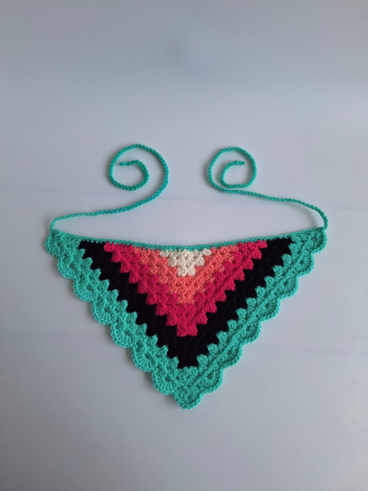 Gehaakte bandana 'Turquoise, zwart en knalroze' - 89941 Gehaakte bandana 'Turquoise, zwart en knalroze'