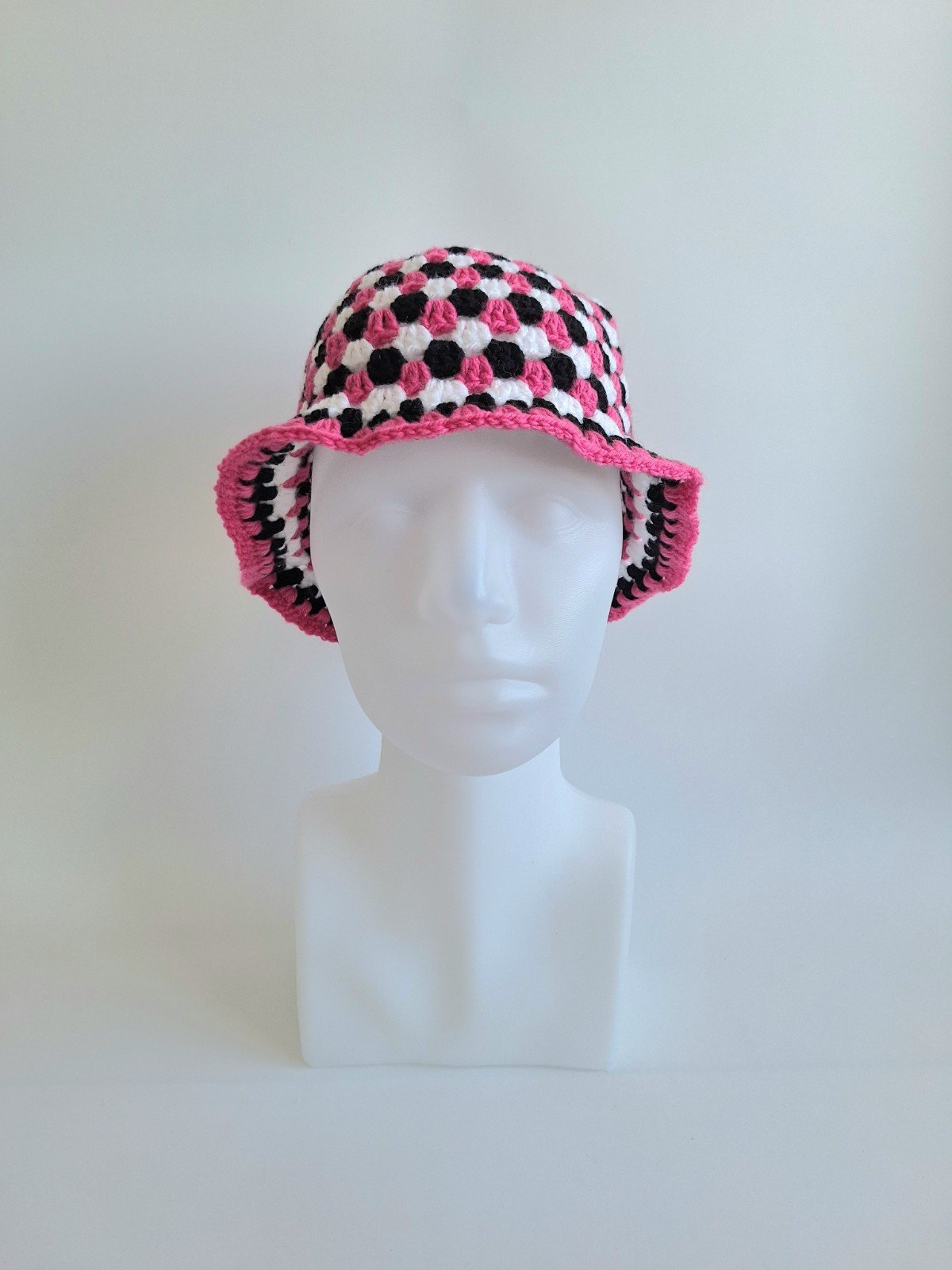 Gehaakte bucket hat | Fuchsia, wit en zwart - 93584 Gehaakte bucket hat | Fuchsia, wit en zwart