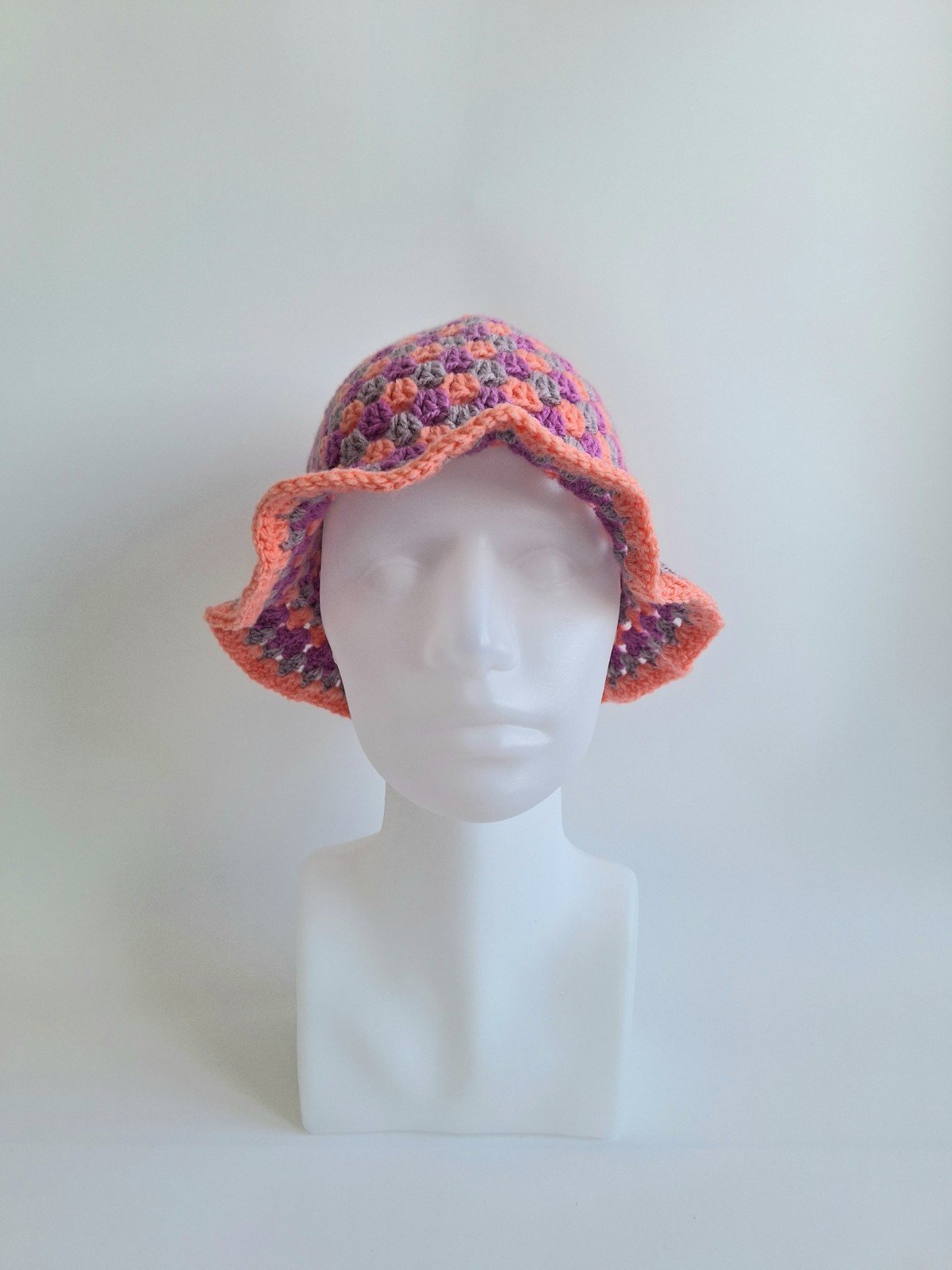 Gehaakte bucket hat | Koraal, lavendel en mauve - 93593 Gehaakte bucket hat | Koraal, lavendel en mauve