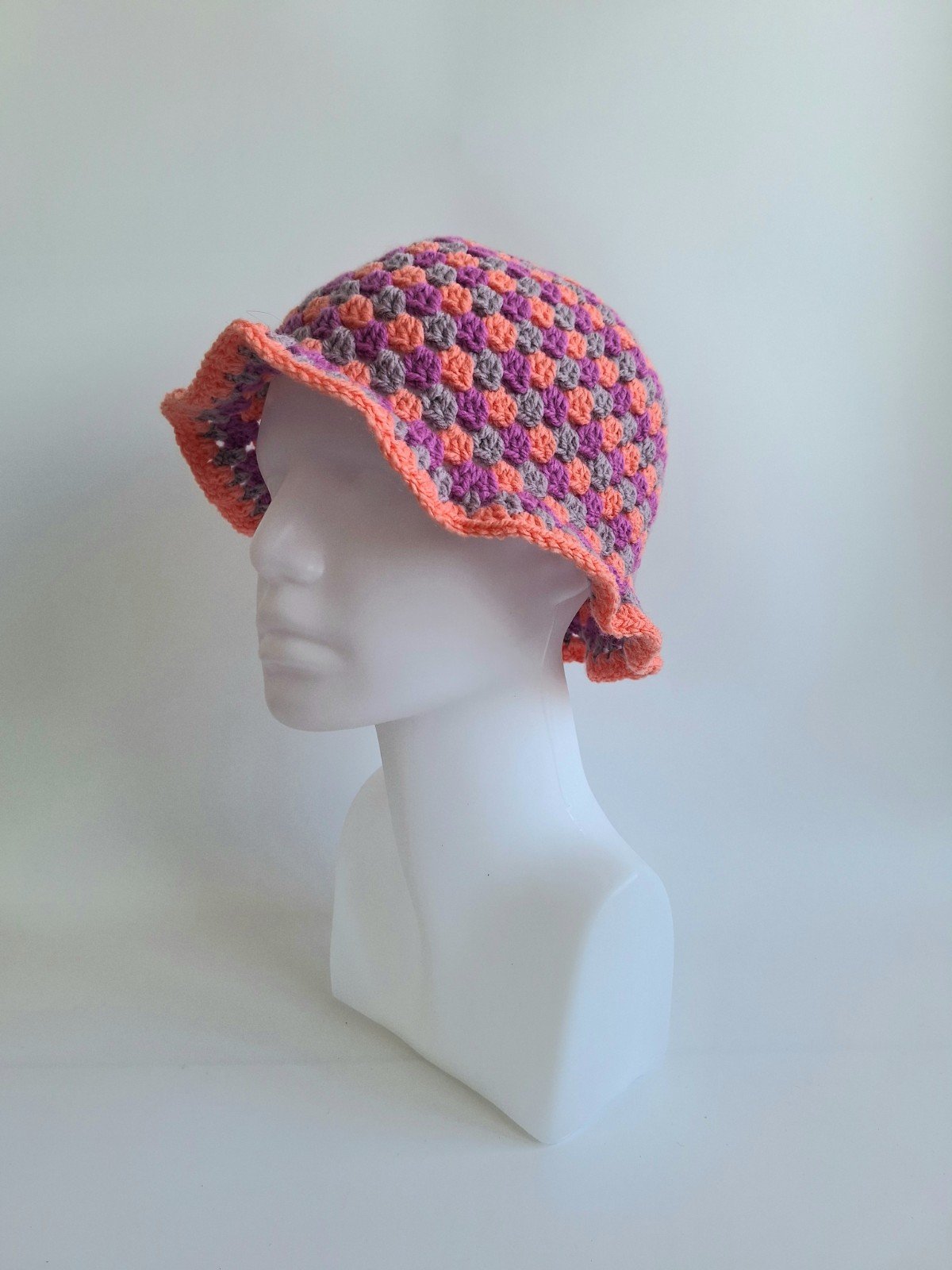 Gehaakte bucket hat | Koraal, lavendel en mauve - 93597 Gehaakte bucket hat | Koraal, lavendel en mauve