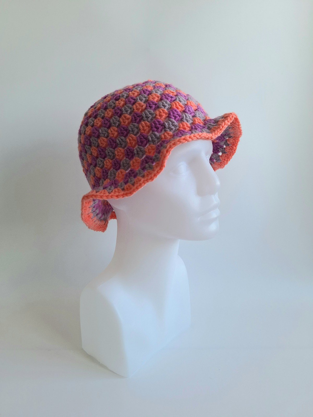 Gehaakte bucket hat | Koraal, lavendel en mauve - 93598 Gehaakte bucket hat | Koraal, lavendel en mauve