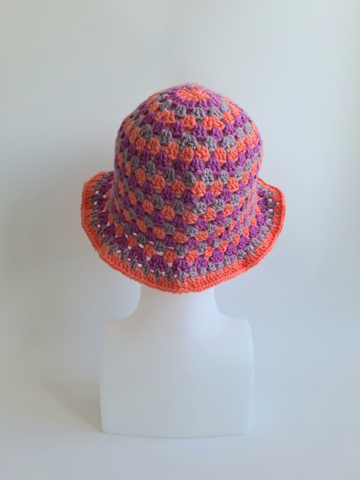 Gehaakte bucket hat | Koraal, lavendel en mauve - 93600 Gehaakte bucket hat | Koraal, lavendel en mauve