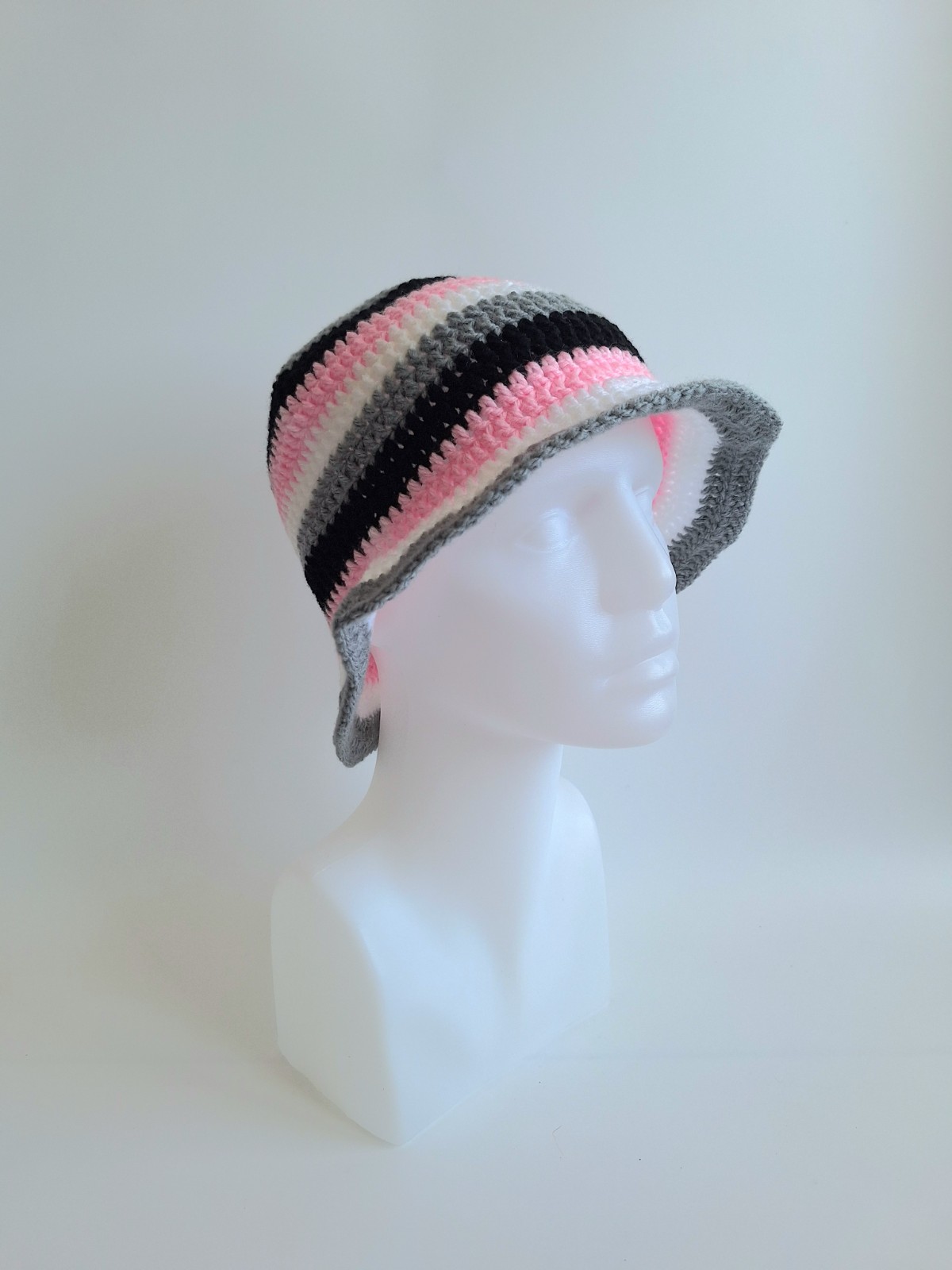 Gehaakte bucket hat | Roze, wit, grijs en zwart - 93517 Gehaakte bucket hat | Roze, wit, grijs en zwart