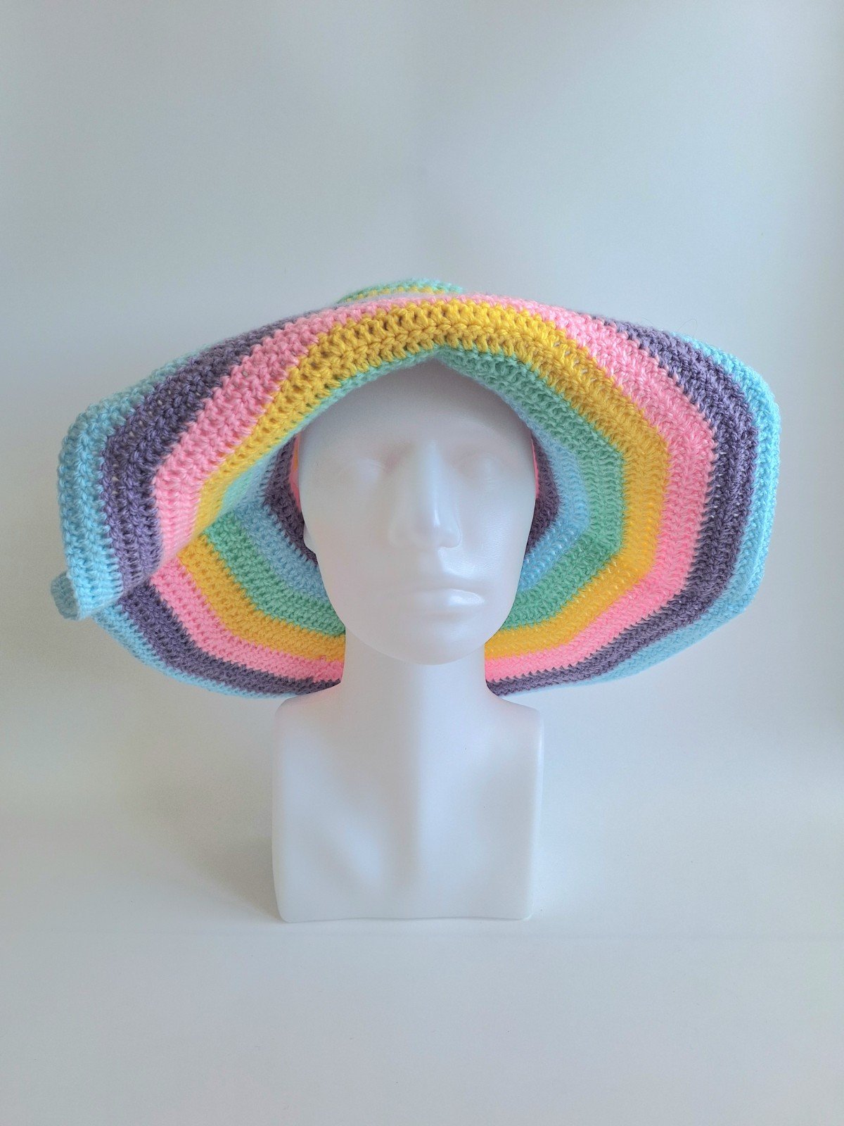 Gehaakte zonnehoed | Pastel regenboog - 93557 Gehaakte zonnehoed | Pastel regenboog