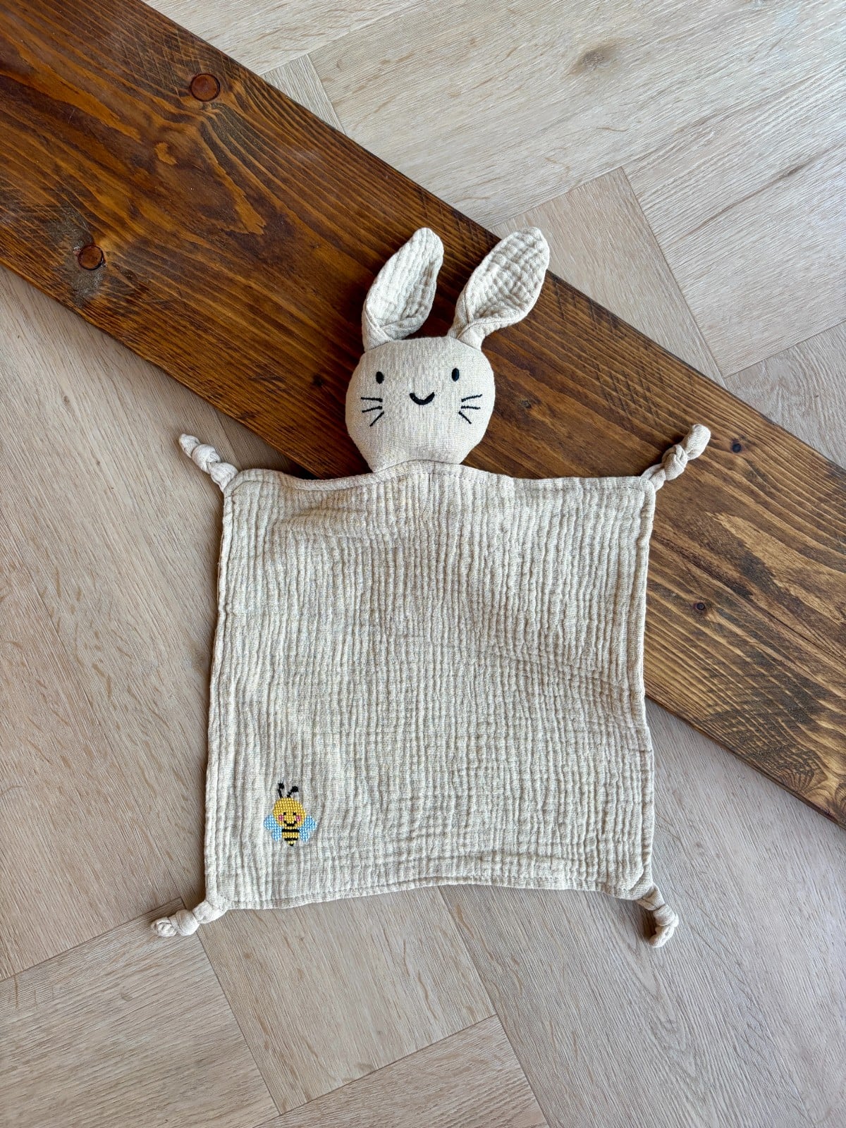 Knuffeldoekje hand geborduurd bij