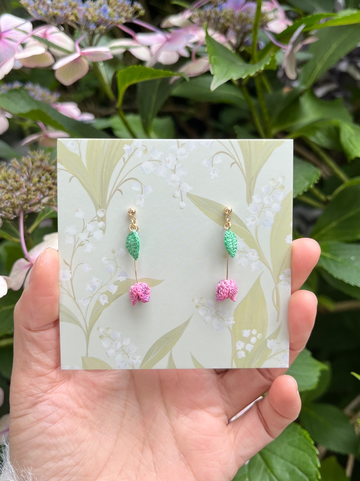 Micro Gehaakte Tulp Oorbellen met Blaadje – Meerdere Kleuren, Handgemaakte Lente Sieraden