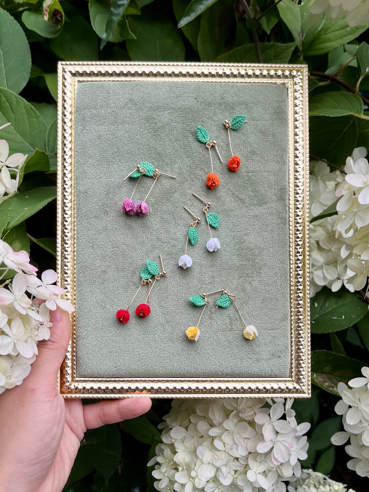 Micro Gehaakte Tulp Oorbellen met Blaadje – Meerdere Kleuren, Handgemaakte Lente Sieraden