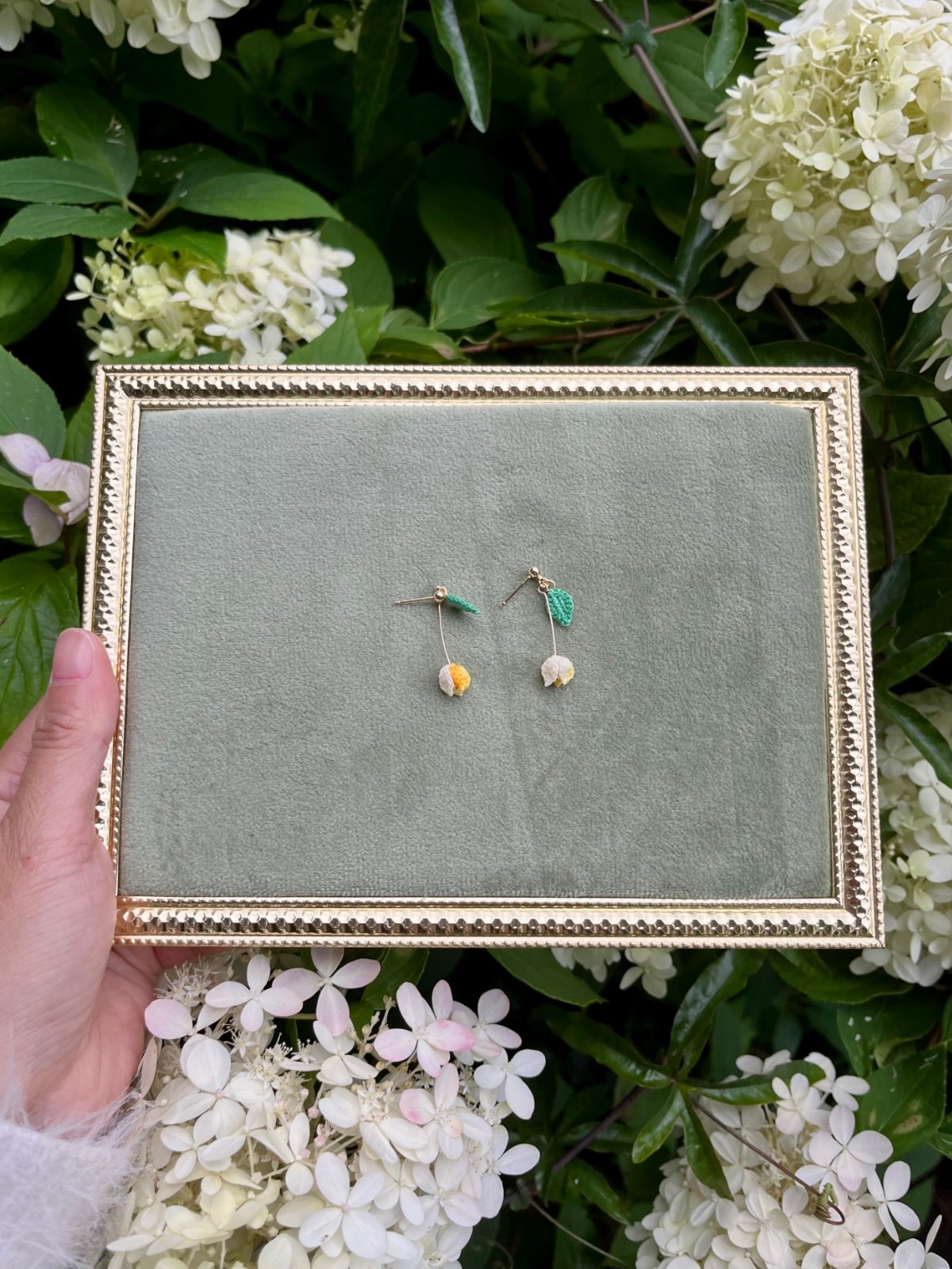 Micro Gehaakte Tulp Oorbellen met Blaadje – Meerdere Kleuren, Handgemaakte Lente Sieraden