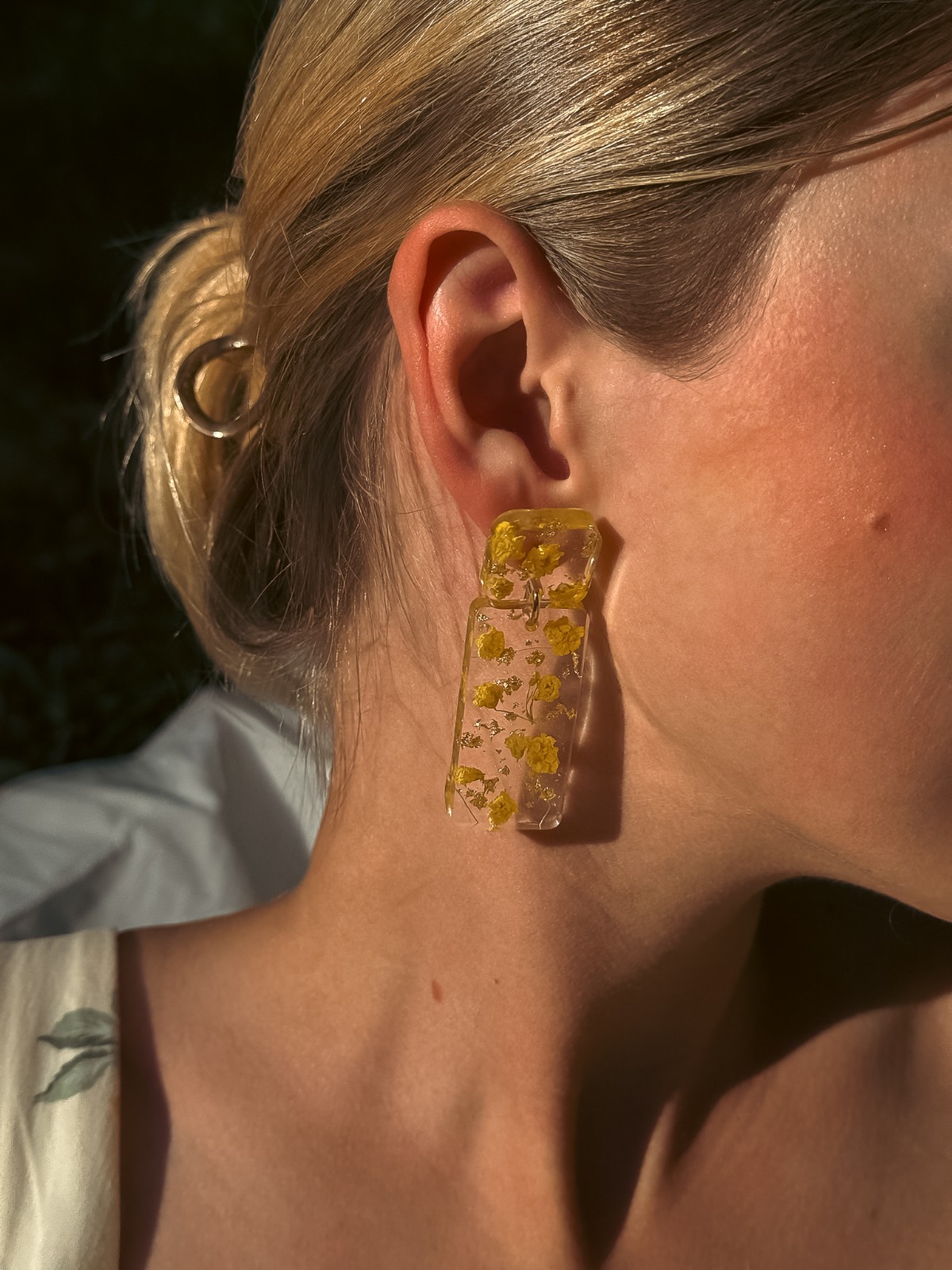 Rechthoekige Statement Oorbellen met Echte Bloemen uit Amsterdam (Limoncello Romance)