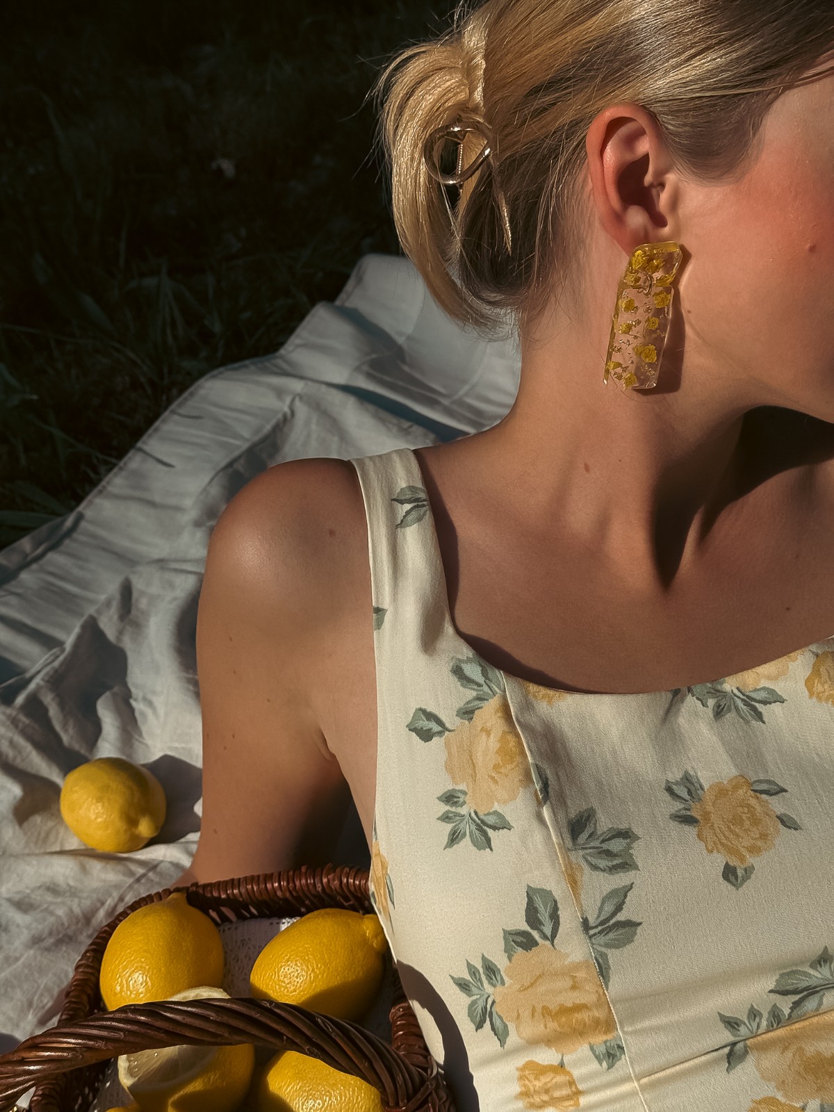 Rechthoekige Statement Oorbellen met Echte Bloemen uit Amsterdam (Limoncello Romance)