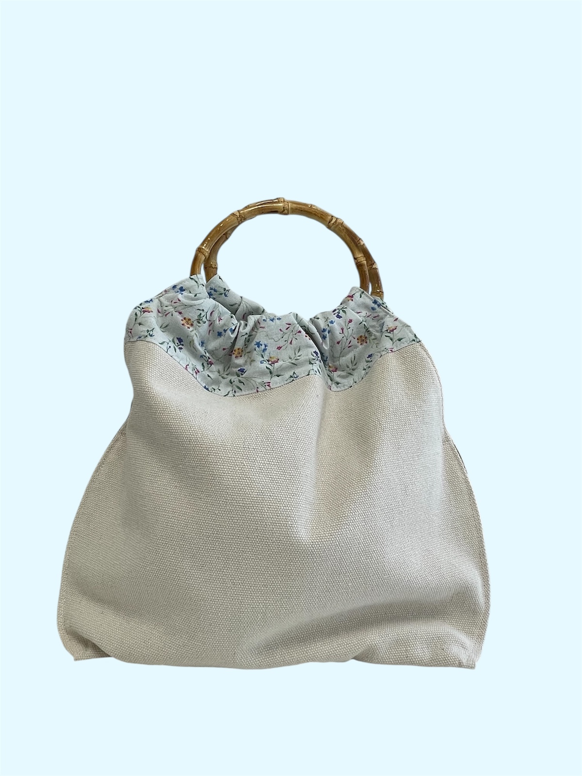 Unieke ecru katoenen tas met bamboe hengsels – bloemenrand, klein f… - 90901 Unieke katoenen tas met bamboe hengsels – klein formaat