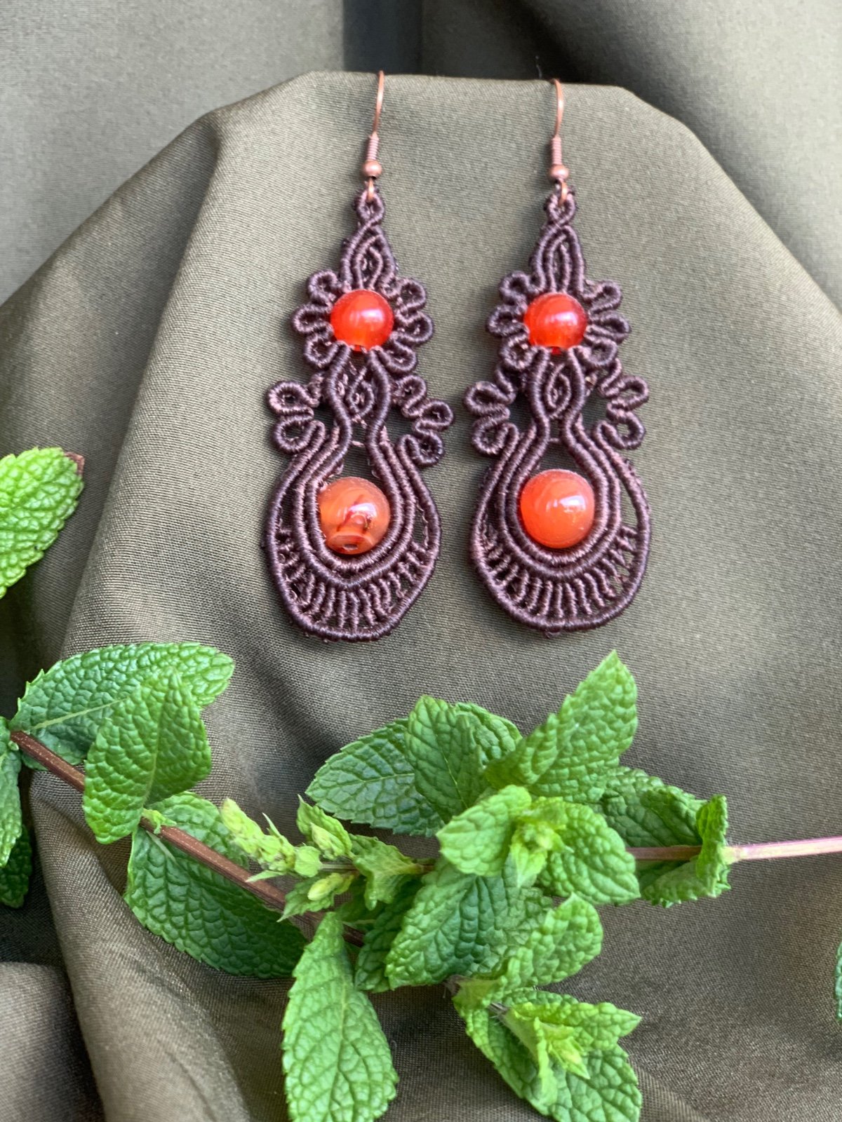 Bruine macramé oorbellen met oranje kralen - 94287 Bruine macramé oorbellen met oranje kralen