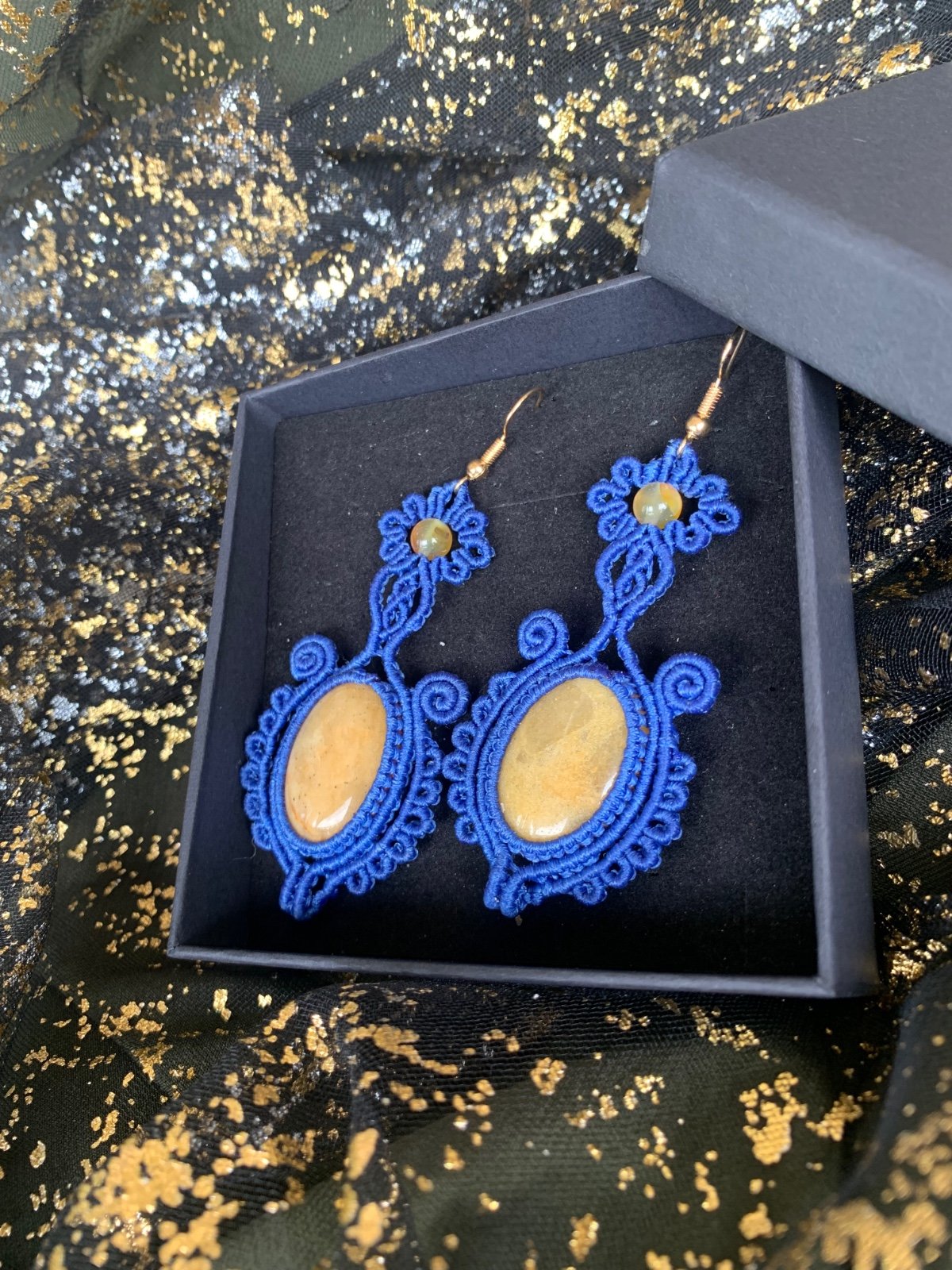 Diepblauw macramé oorbellen met natuurlijke geel steen - 94285 Diepblauw macramé oorbellen met natuurlijke geel steen