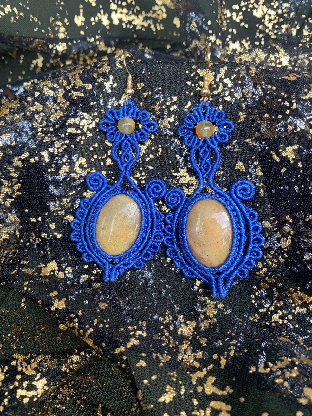 Diepblauw macramé oorbellen met natuurlijke geel steen - 94286 Diepblauw macramé oorbellen met natuurlijke geel steen