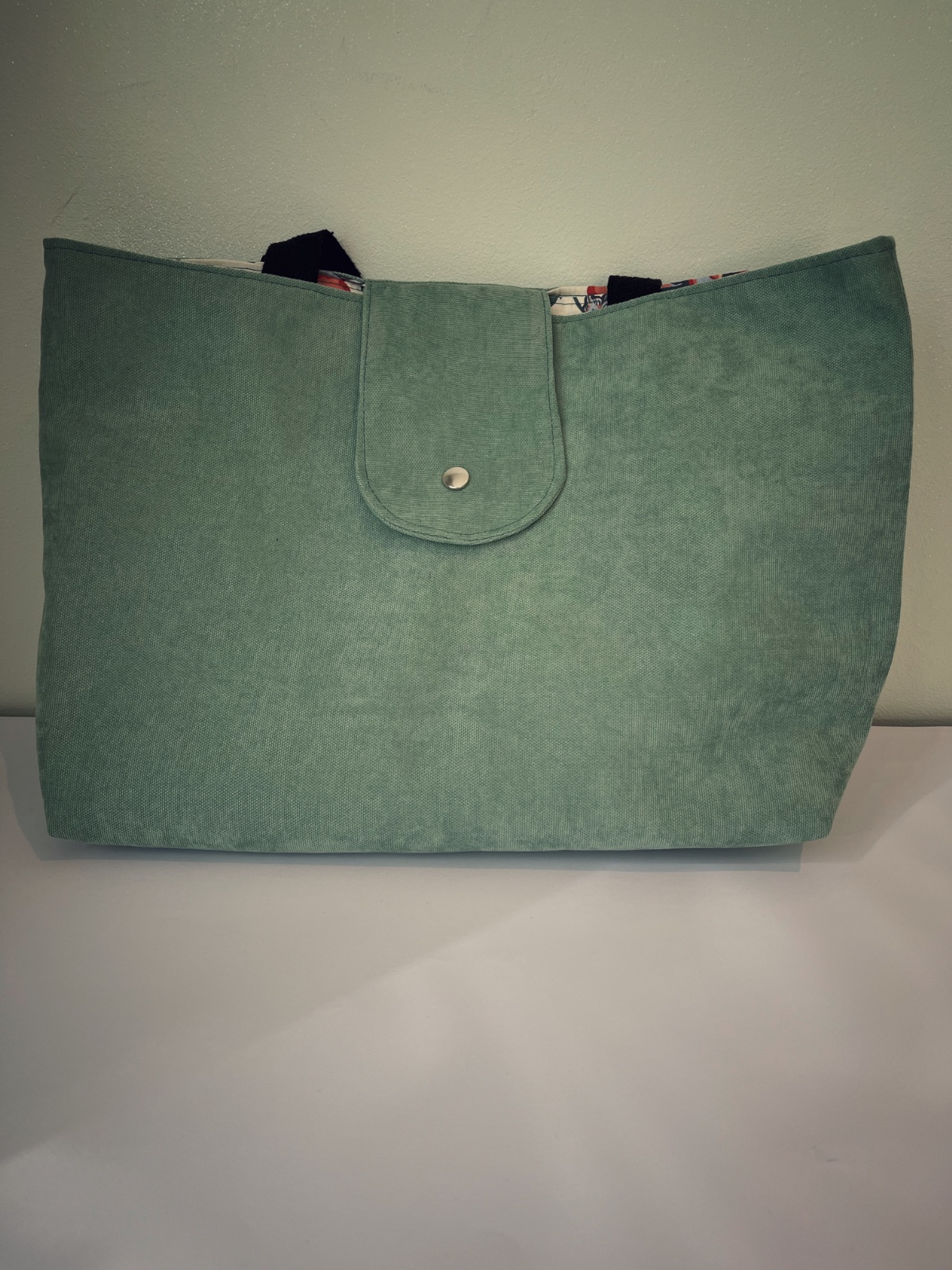 Elegante handtas gemaakt van gerecycleerde gordijnstof