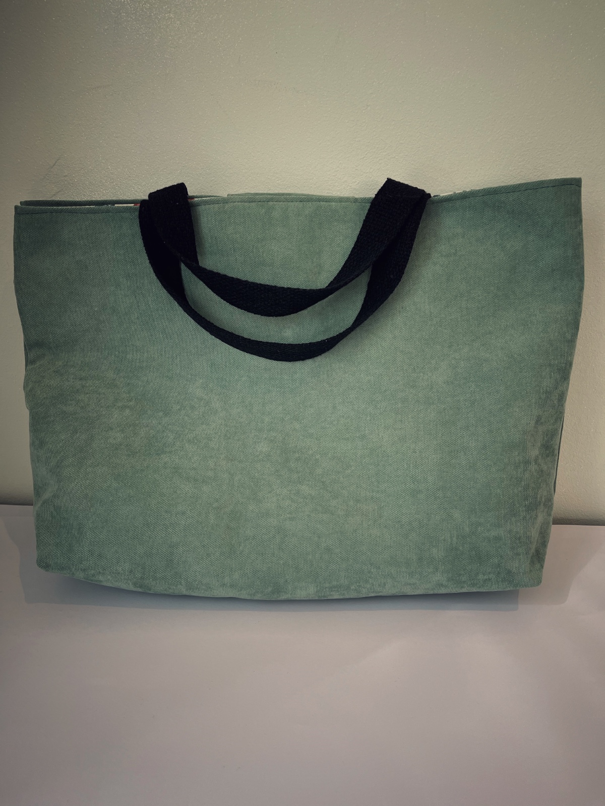 Elegante handtas gemaakt van gerecycleerde gordijnstof