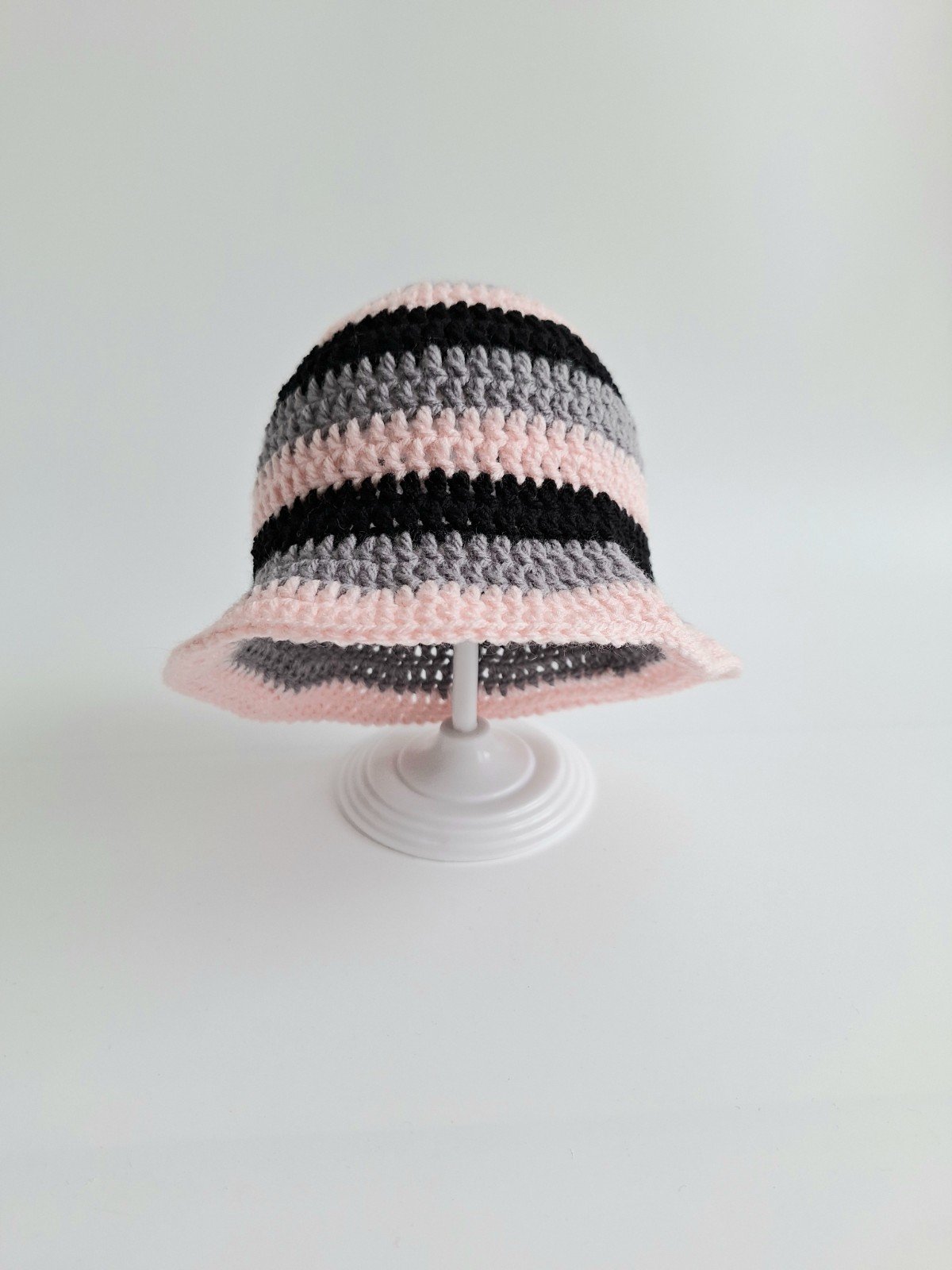 Gehaakt baby zonnehoedje | Zwart, grijs en lichtroze