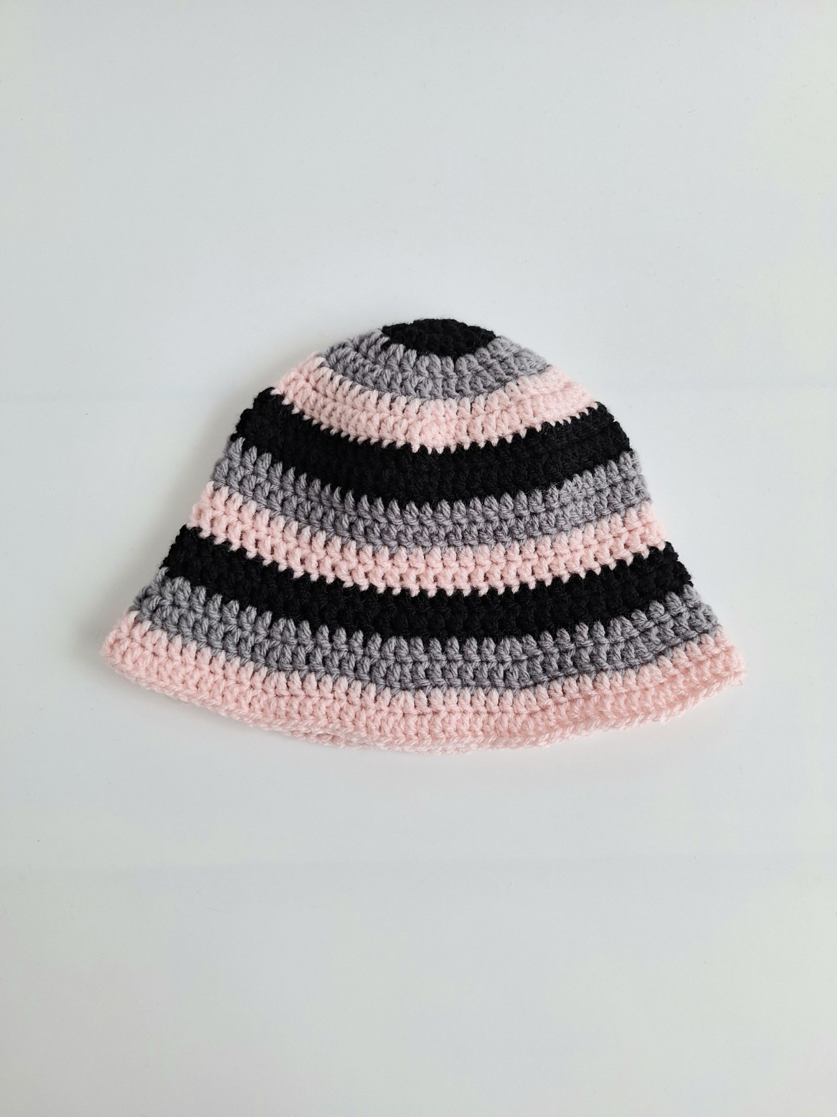 Gehaakt baby zonnehoedje | Zwart, grijs en lichtroze