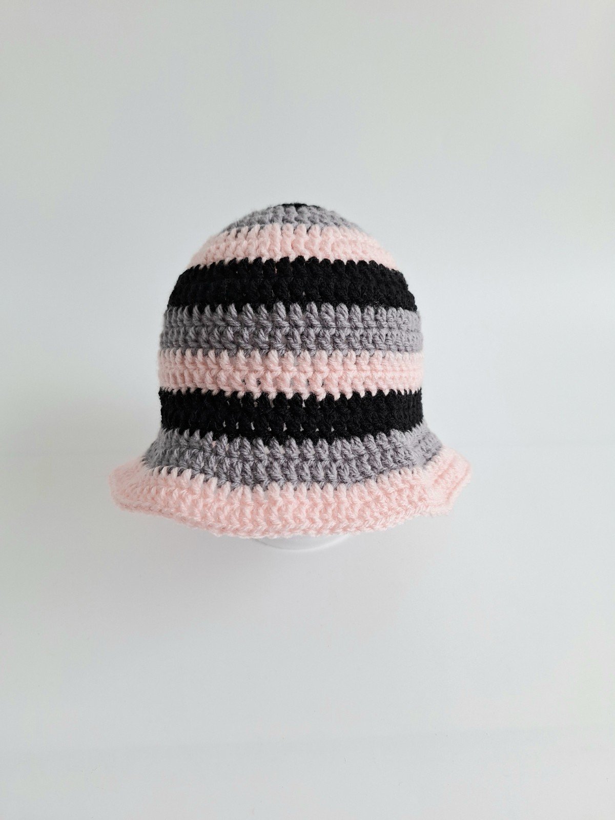 Gehaakt baby zonnehoedje | Zwart, grijs en lichtroze