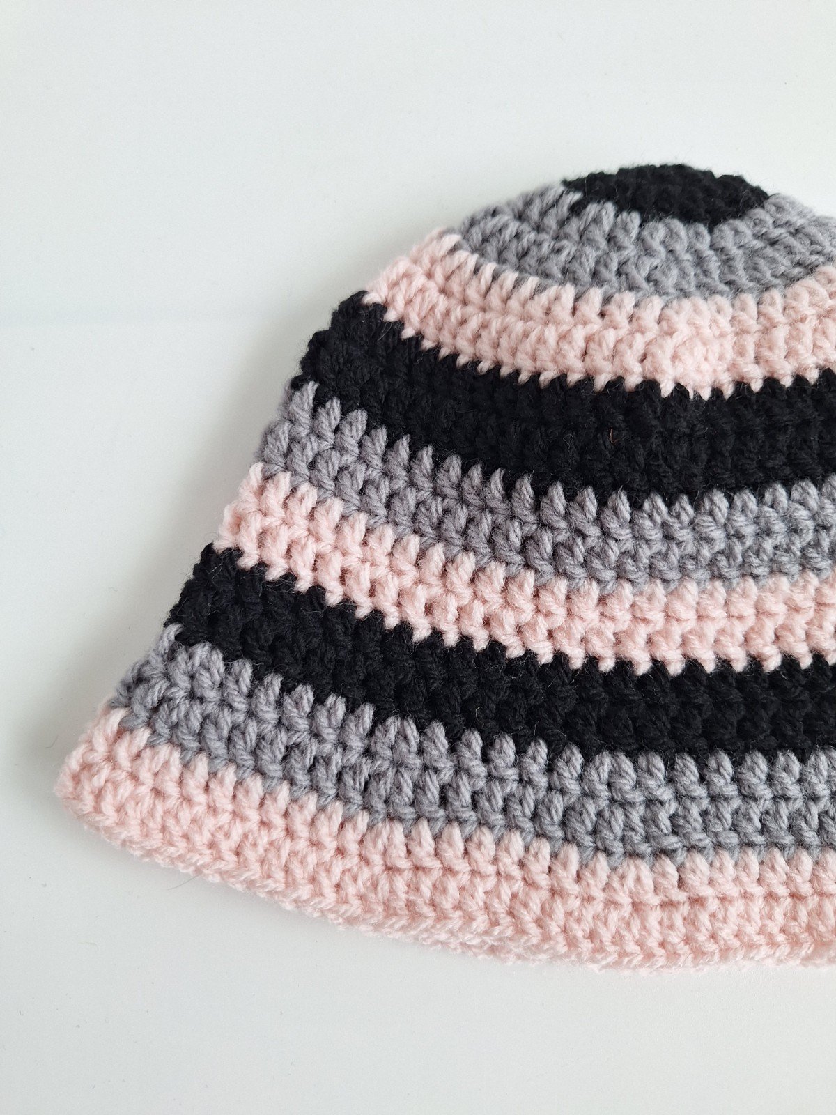 Gehaakt baby zonnehoedje | Zwart, grijs en lichtroze