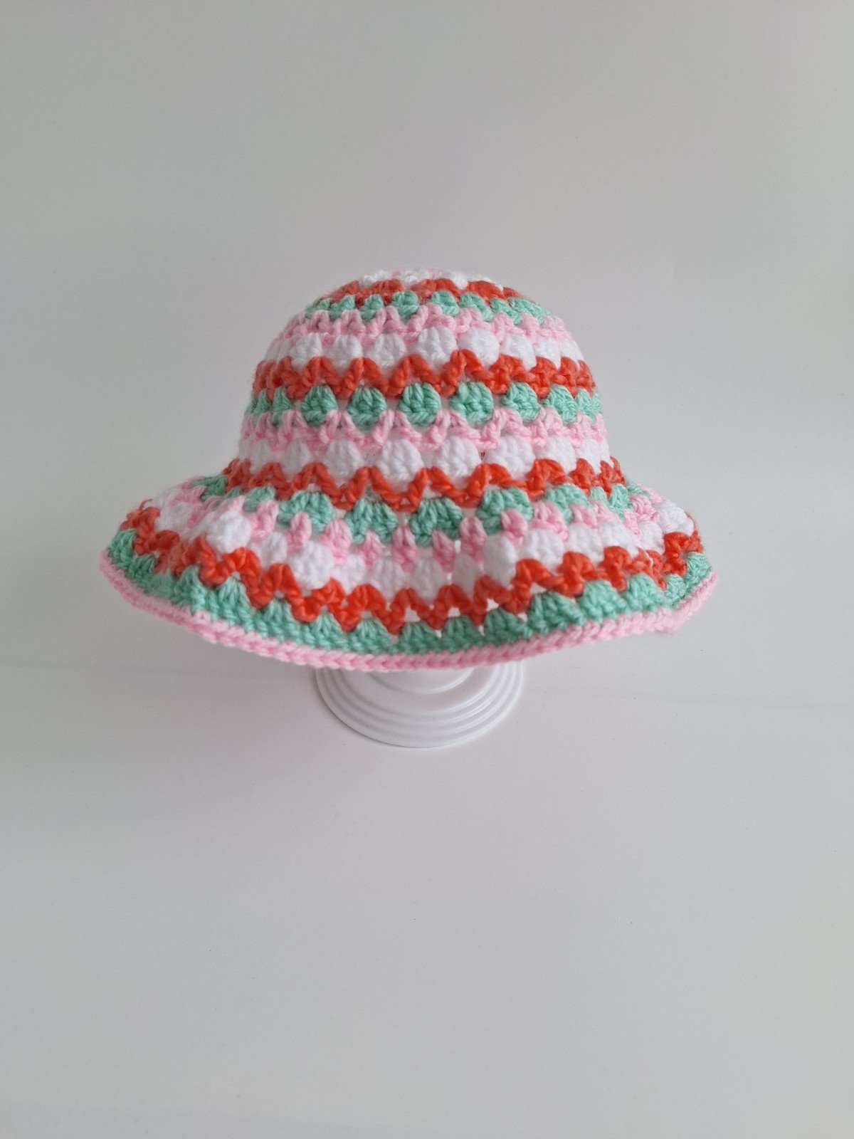 Gehaakt baby zonnehoedje candy | Mint, lichtroze, wit en koraaloranje - 96743 Gehaakt baby zonnehoedje candy | Mint, lichtroze, wit en koraaloranje