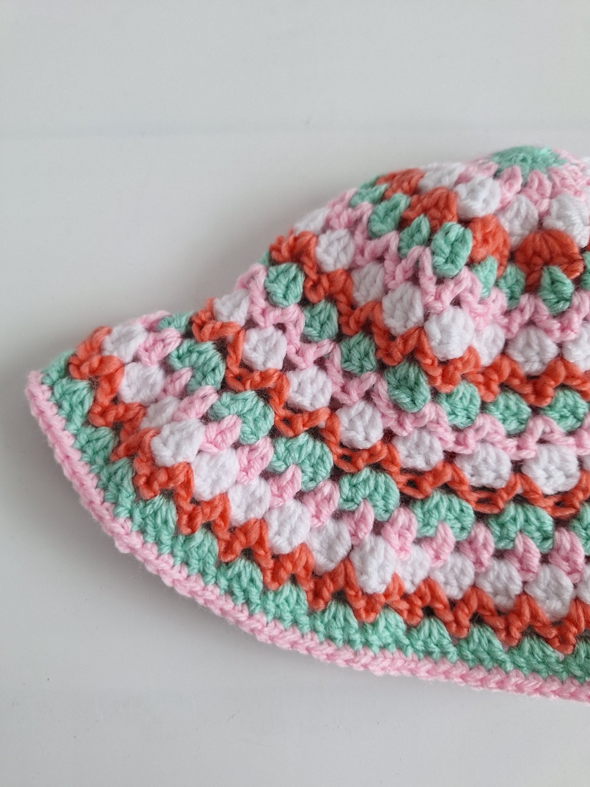 Gehaakt baby zonnehoedje candy | Mint, lichtroze, wit en koraaloranje - 96746 Gehaakt baby zonnehoedje candy | Mint, lichtroze, wit en koraaloranje