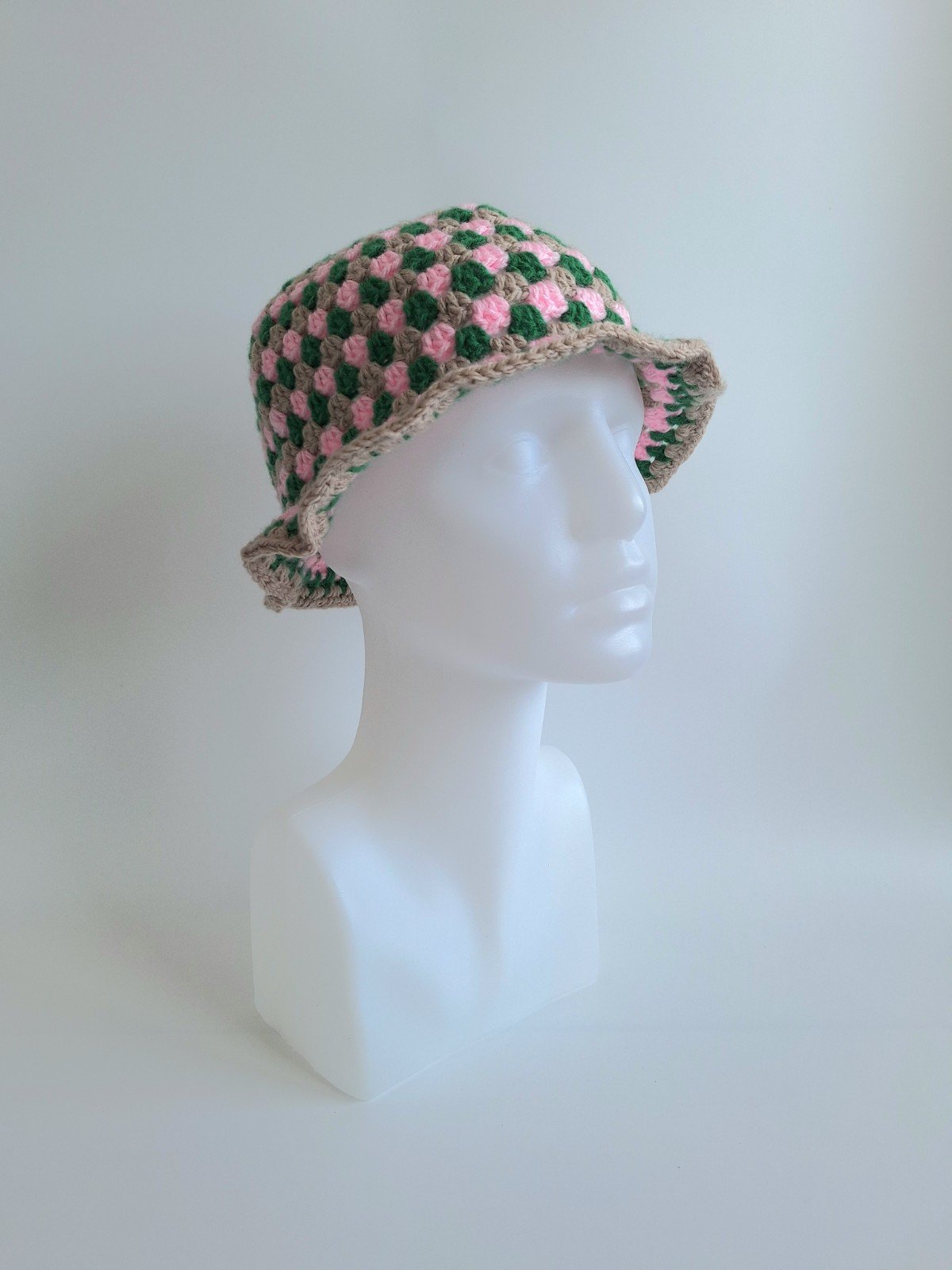 Gehaakte bucket hat | Groen, roze en beige - 93702 Gehaakte bucket hat | Groen, roze en beige