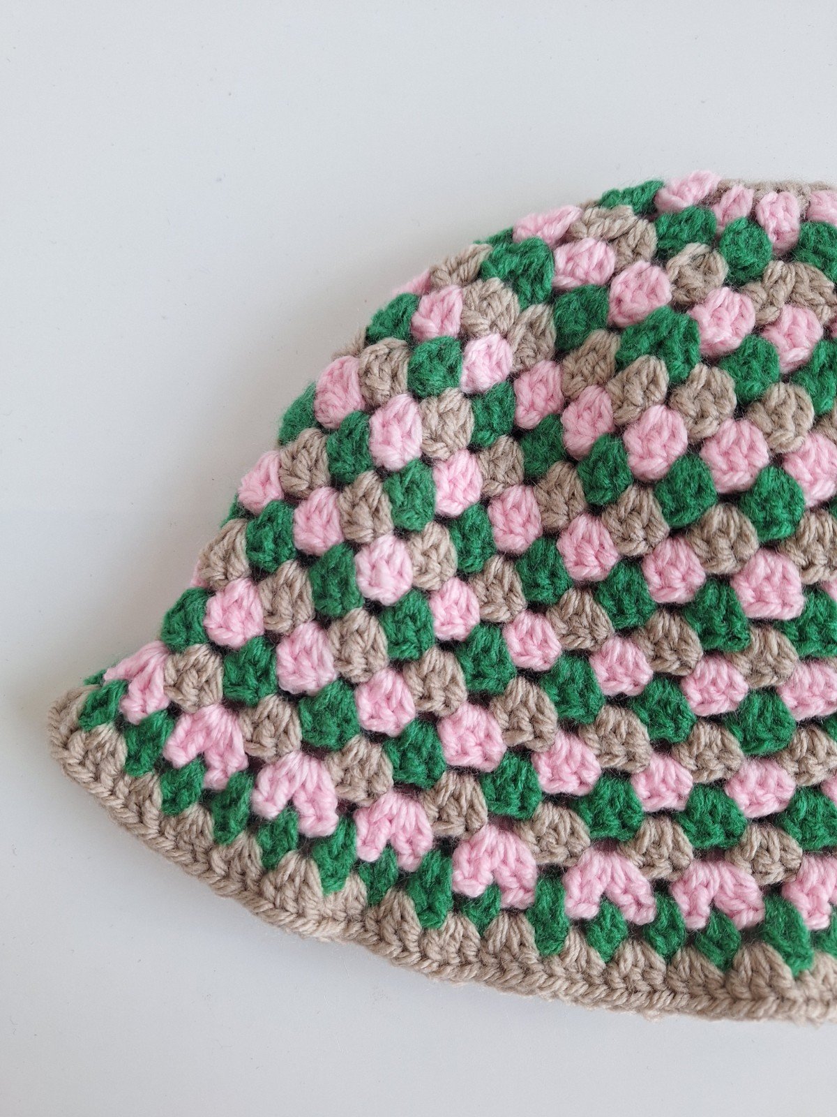 Gehaakte bucket hat | Groen, roze en beige - 93705 Gehaakte bucket hat | Groen, roze en beige