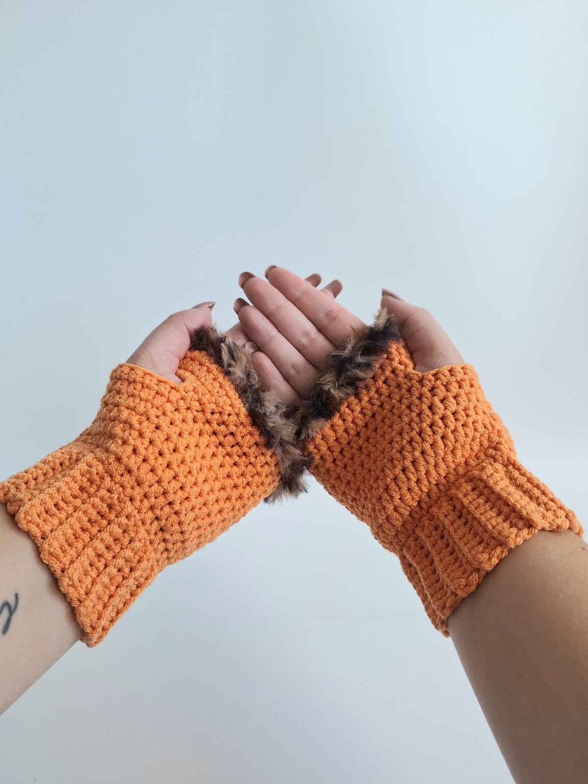 Gehaakte handschoenen - gehaakte vingerloze handschoenen | Oranje en ⊠- 97023 Gehaakte handschoenen - gehaakte vingerloze handschoenen | Oranje en bruin